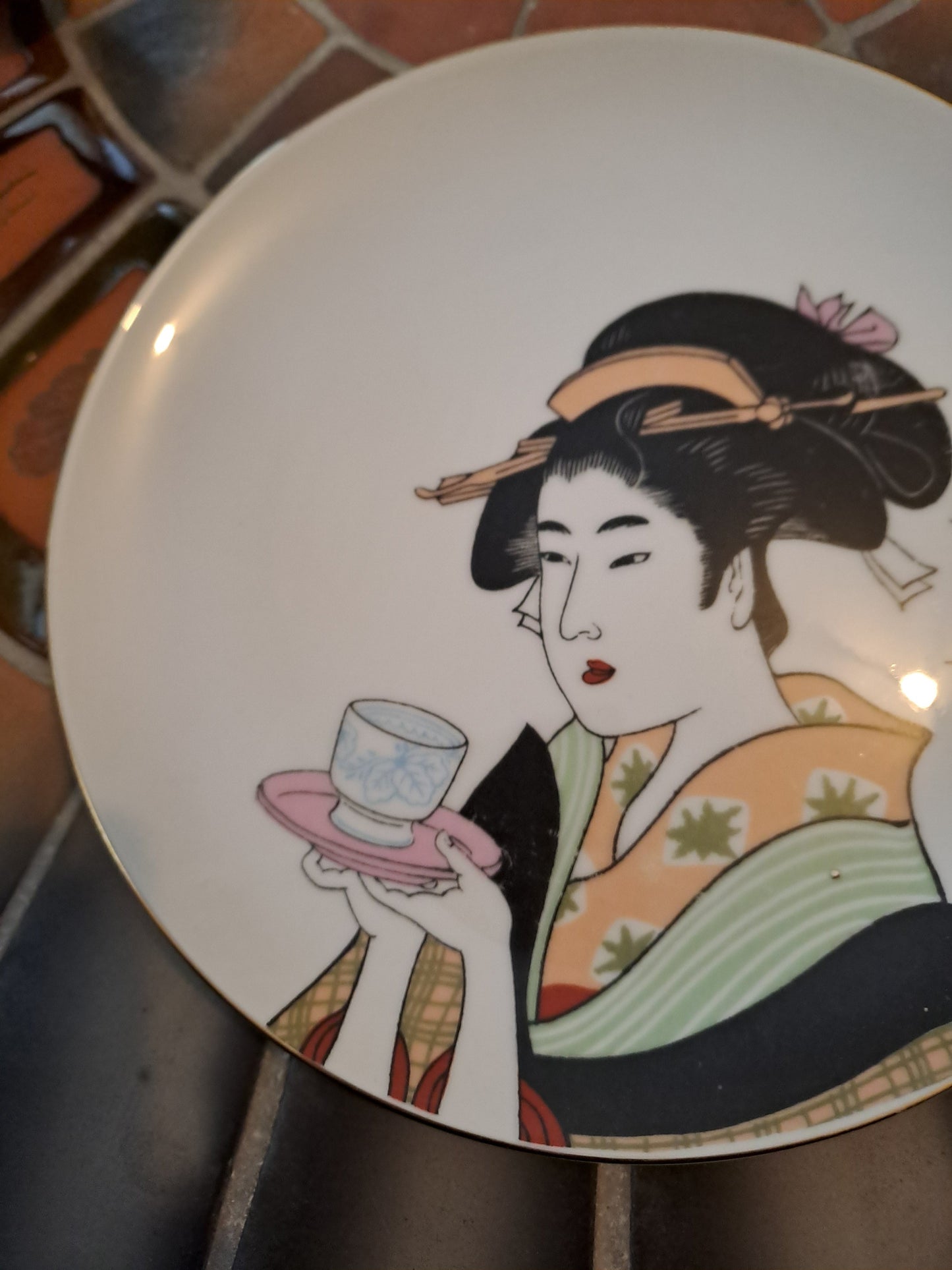Assiette Murale. Geisha À la Tasse. Made in japan. Peint à la main.