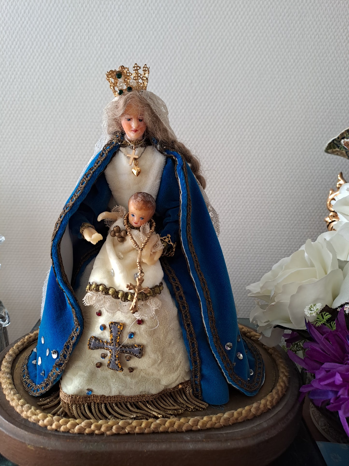 Vierge À L'Enfant Jésus en cire sous globe.