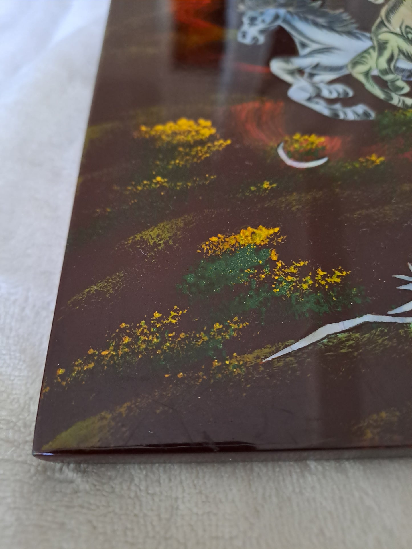 Panneau De Laque Marquetés Instration De Nacre. Chevaux aux galops. Ancien décoration vintage asie asiatique.