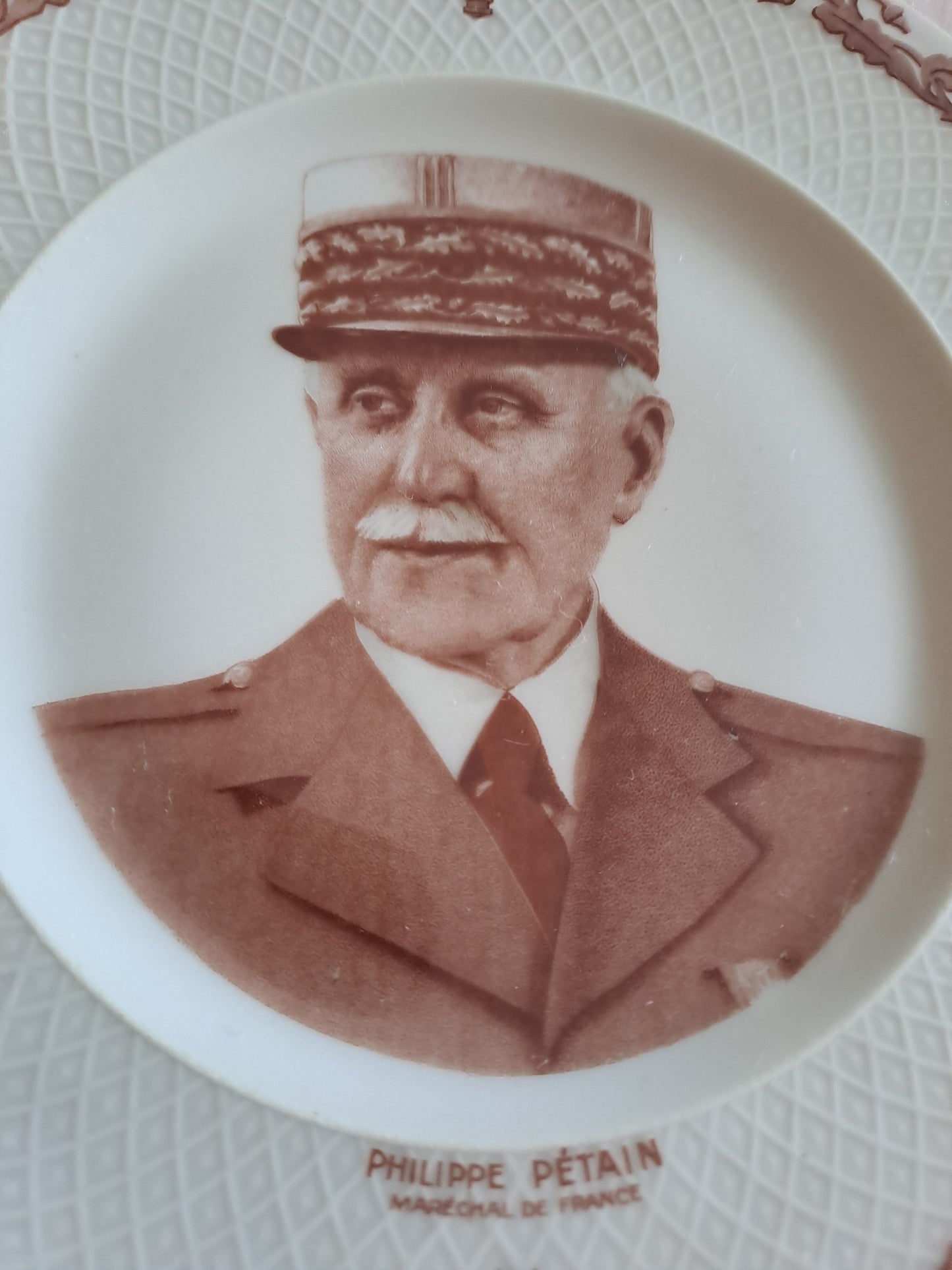 Assiette décorative représentant Philippe Pétain. Porcelaine Limoges France. 19 cm. Ancien décoration vintage