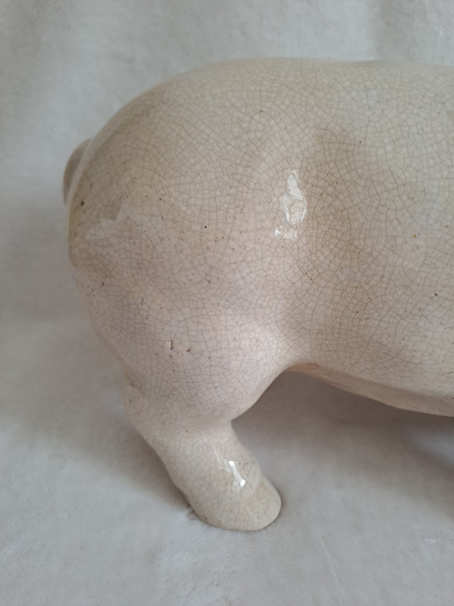 Cochon en céramique craquelée. 31 cm x 16 cm.