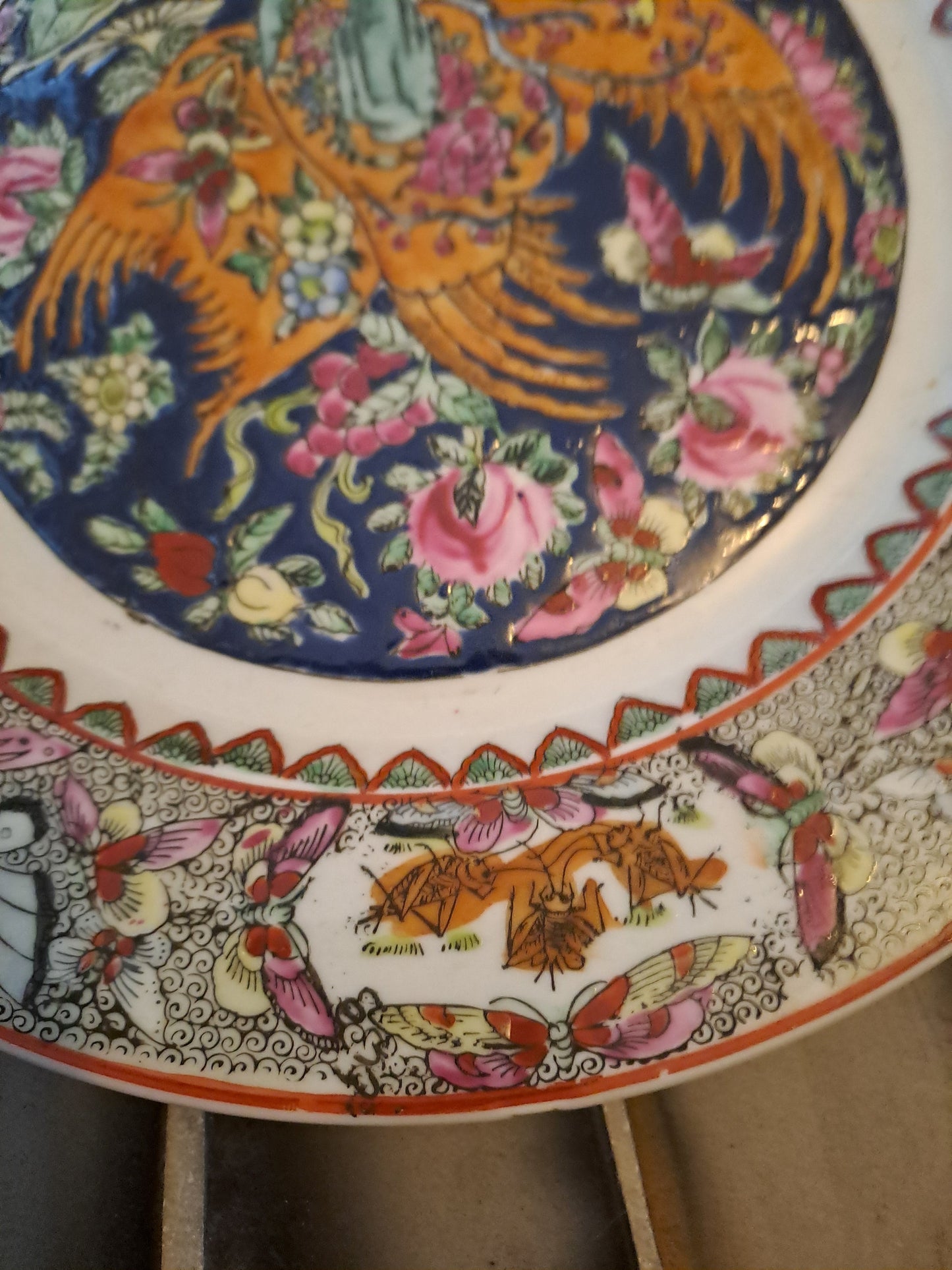 Assiette porcelaine Macau(?). Signature à identifier.