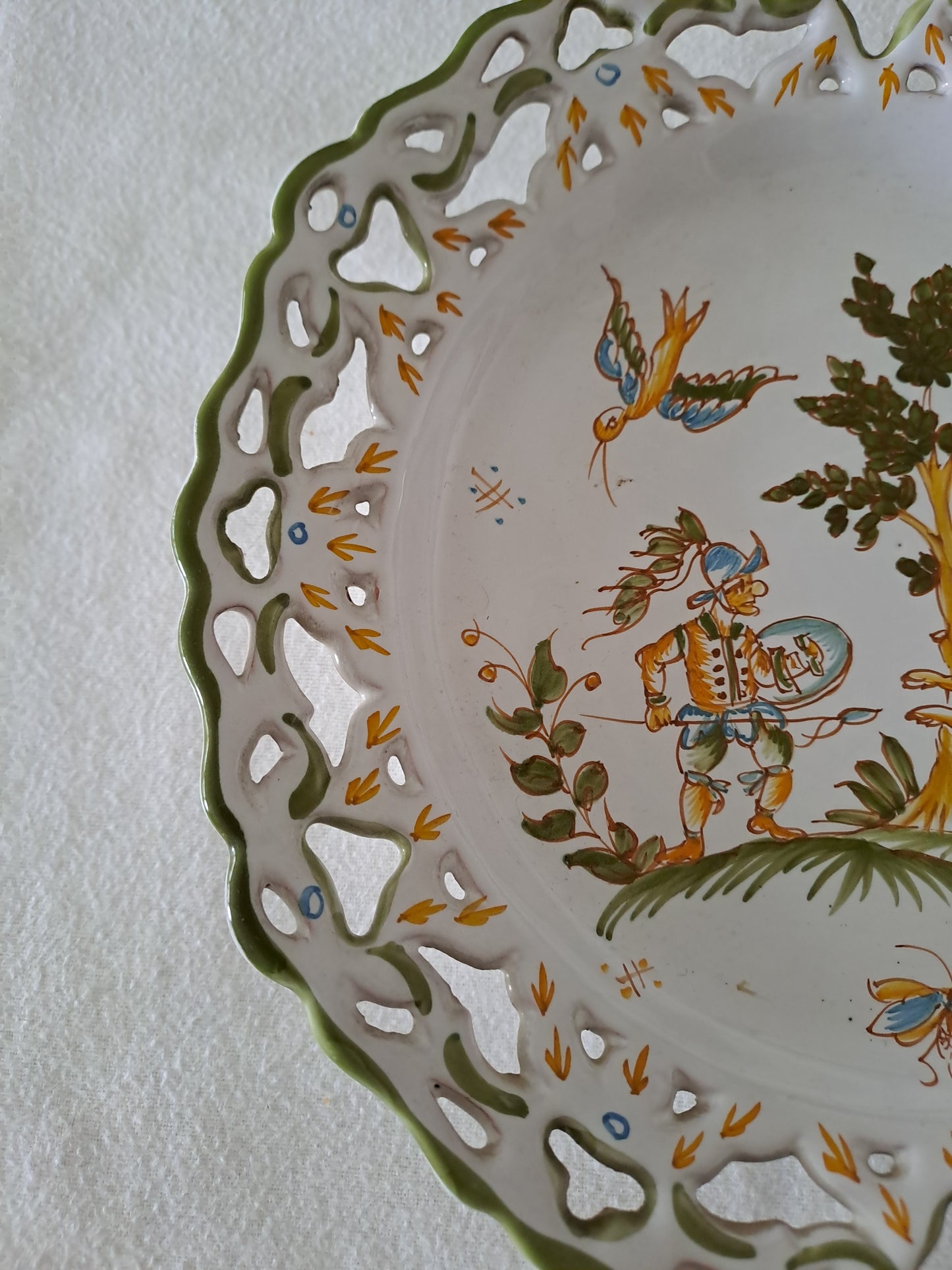 Assiette décorative ajourée. Moustiers.