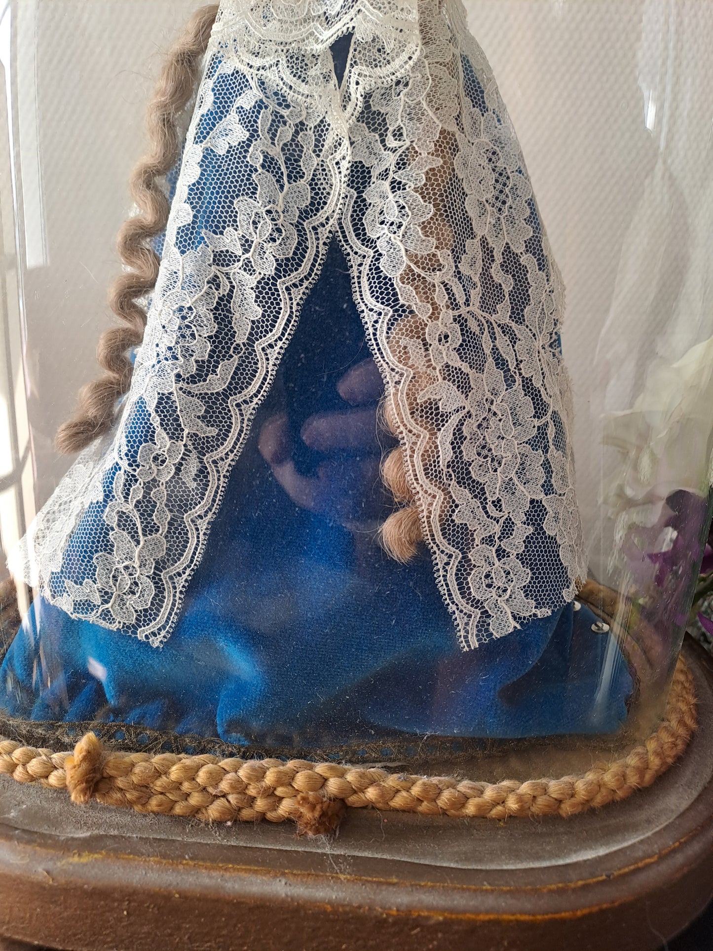 Vierge À L'Enfant Jésus en cire sous globe.