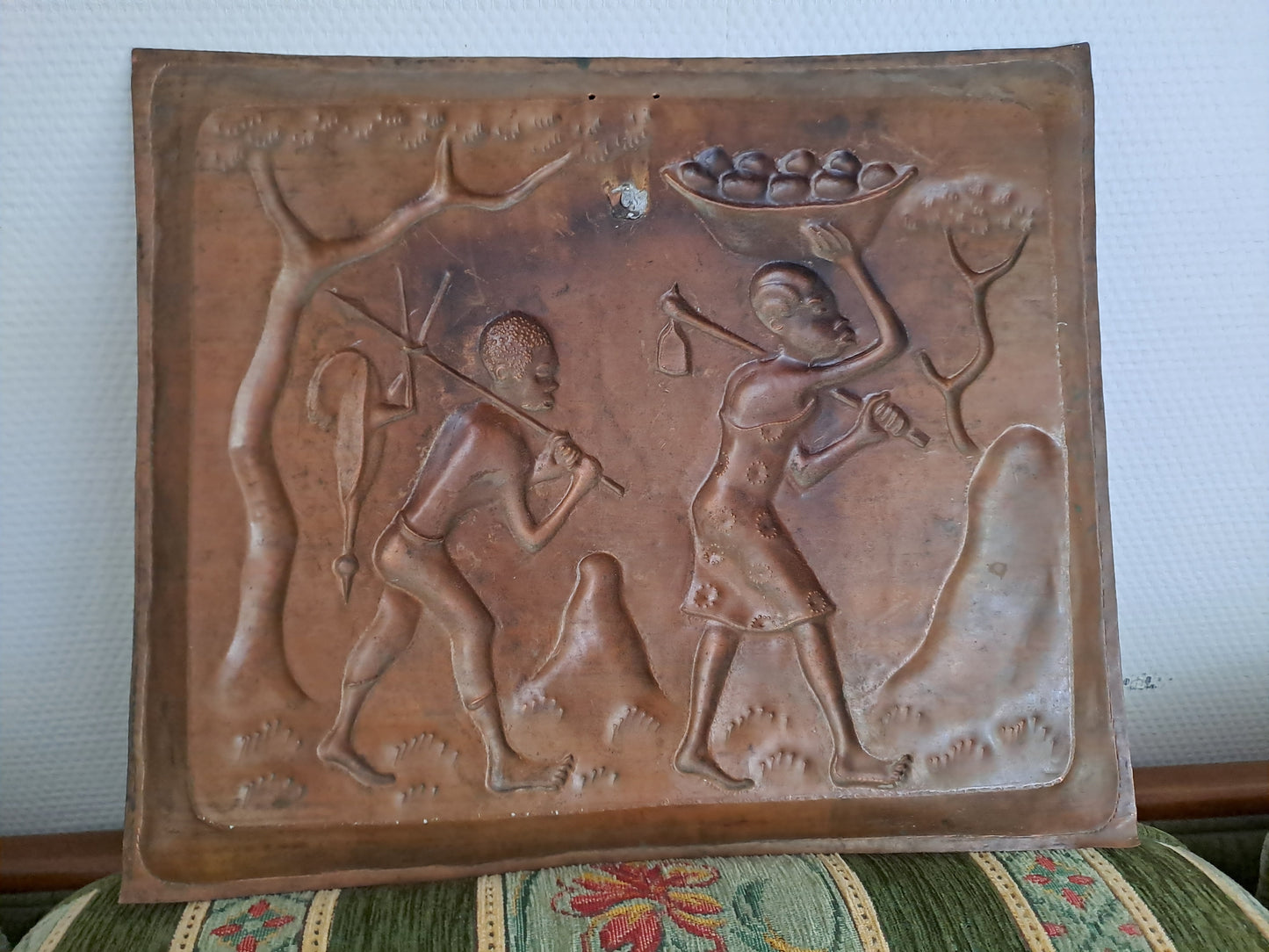 Tableau en cuivre repoussé représentant une scène africaine.
