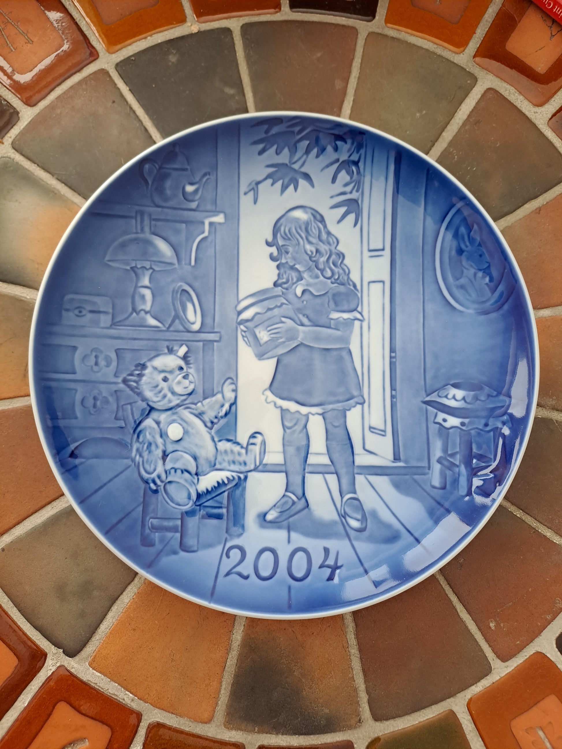 Royal Copenhaguen. Assiette décorative en Porcelaine. Collection ourson "STEIFF Goldilocks". 2004.