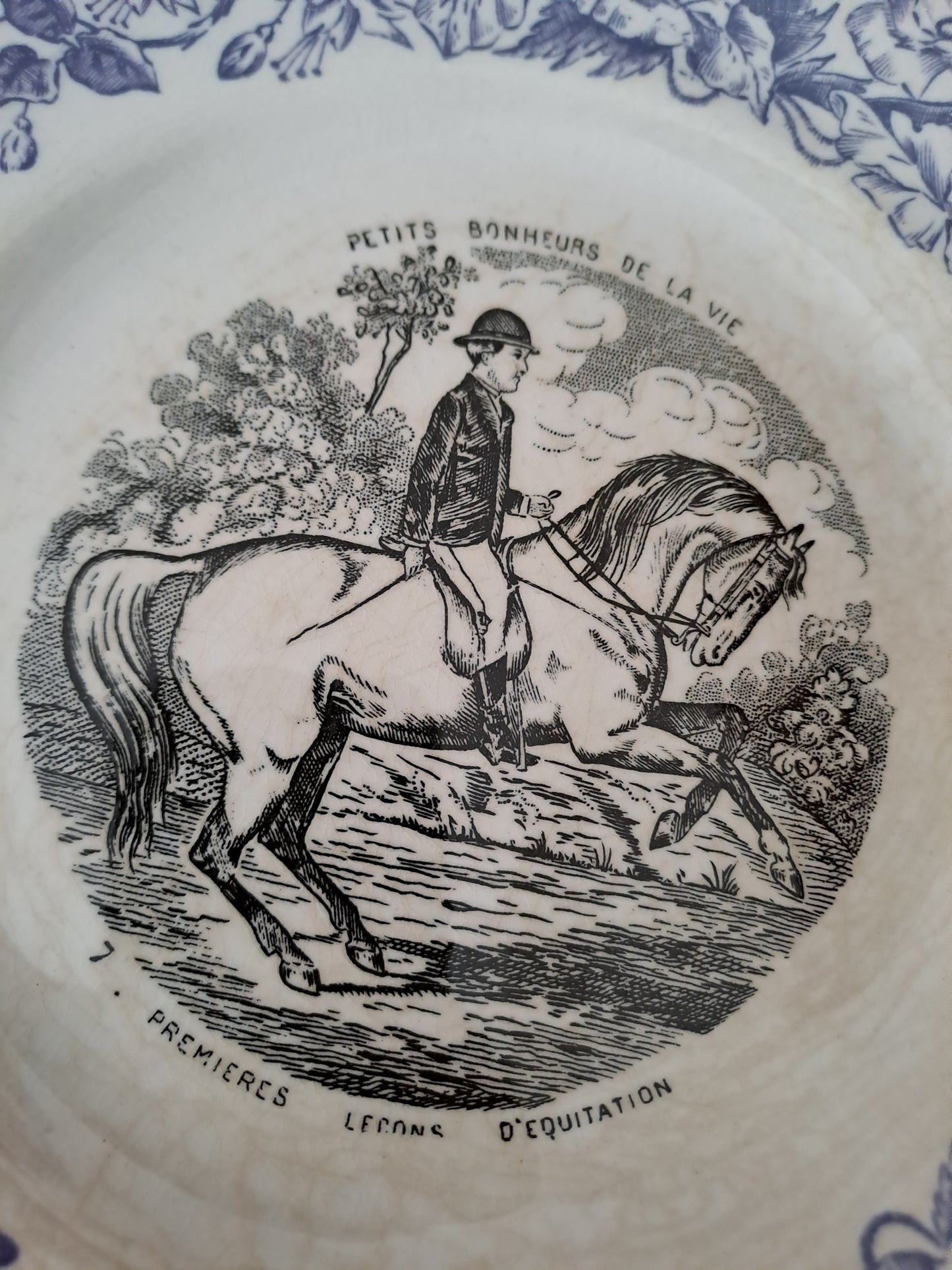 Assiette décorative Parlante. N°7. Les petits bonheurs de la vie. H. B. Choisy Le Roi.