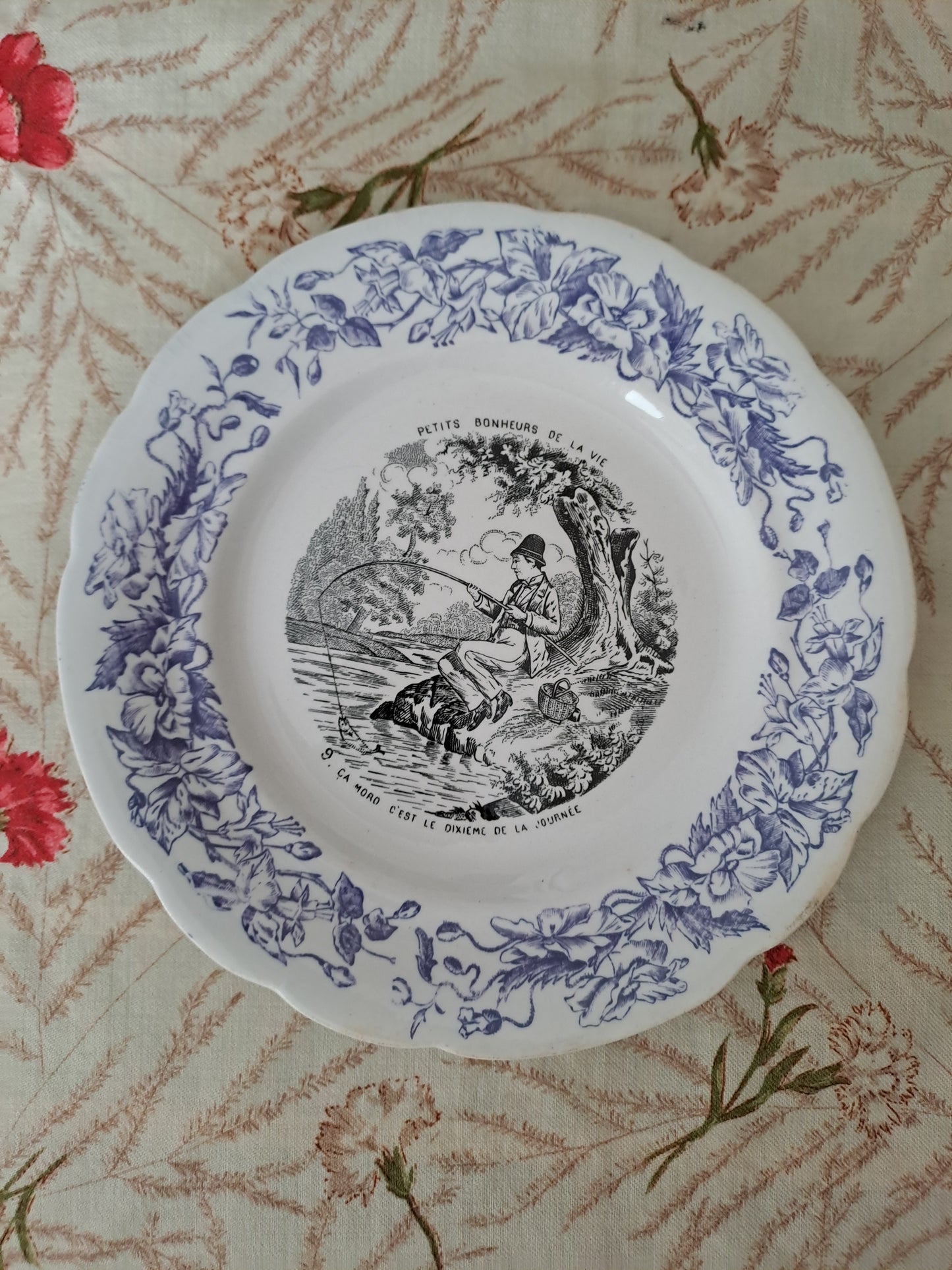 Assiette décorative Parlante. Les petits bonheurs de la vie. N°9. Faïence. Choisy Le Roi.