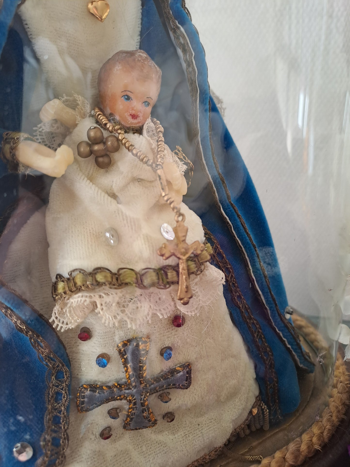 Vierge À L'Enfant Jésus en cire sous globe.