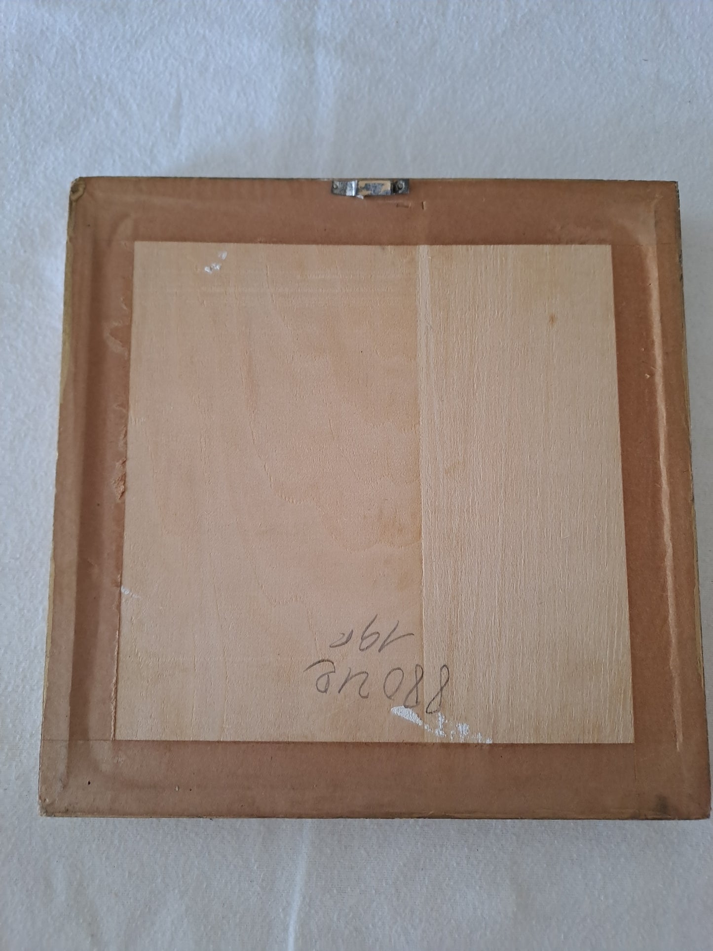 Cadre Représentant un oiseau blanc fabriqué avec de véritables plumes.