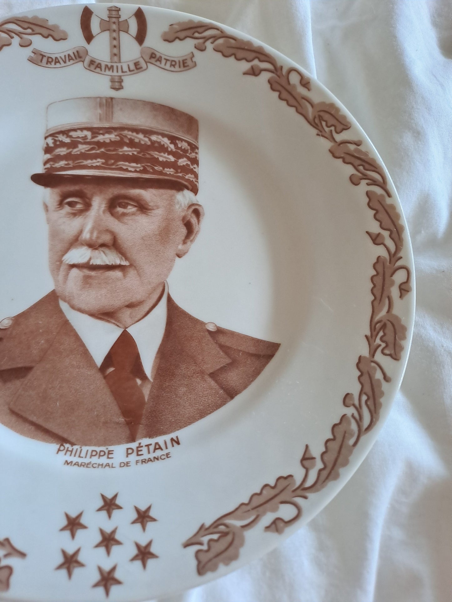 Assiette décorative représentant Philippe Pétain 21.5 cm. Porcelaine Limoges France.