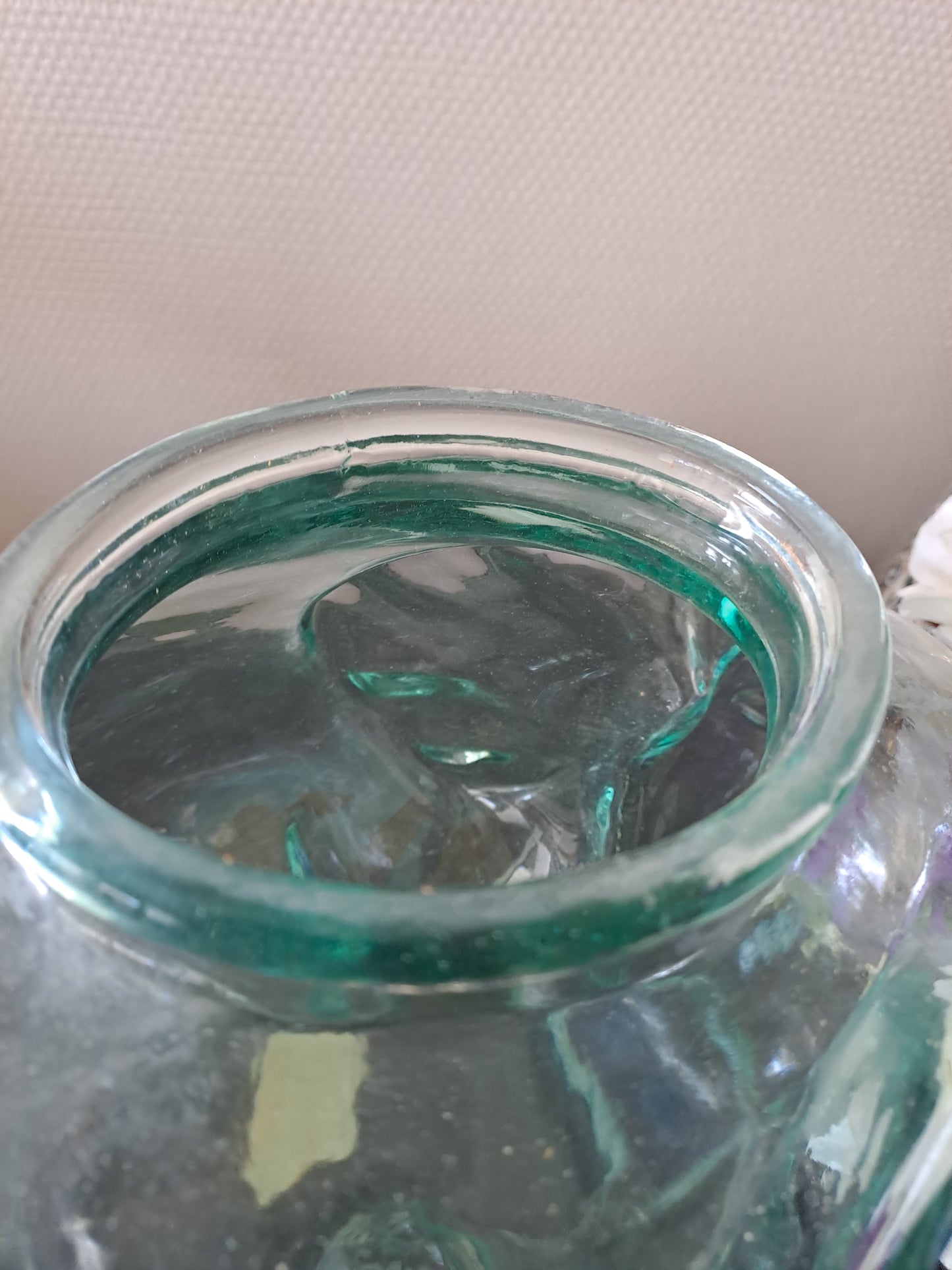 Bocal à bonbons/ Biscuits figurant un éléphant en verre moulé vert. Modèle XXL.