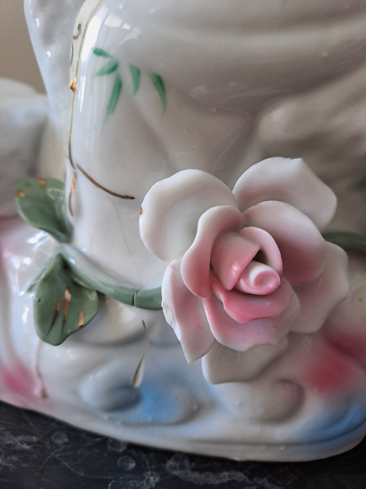 Statue geishas. Porcelaine et biscuits. Pied de lampe.