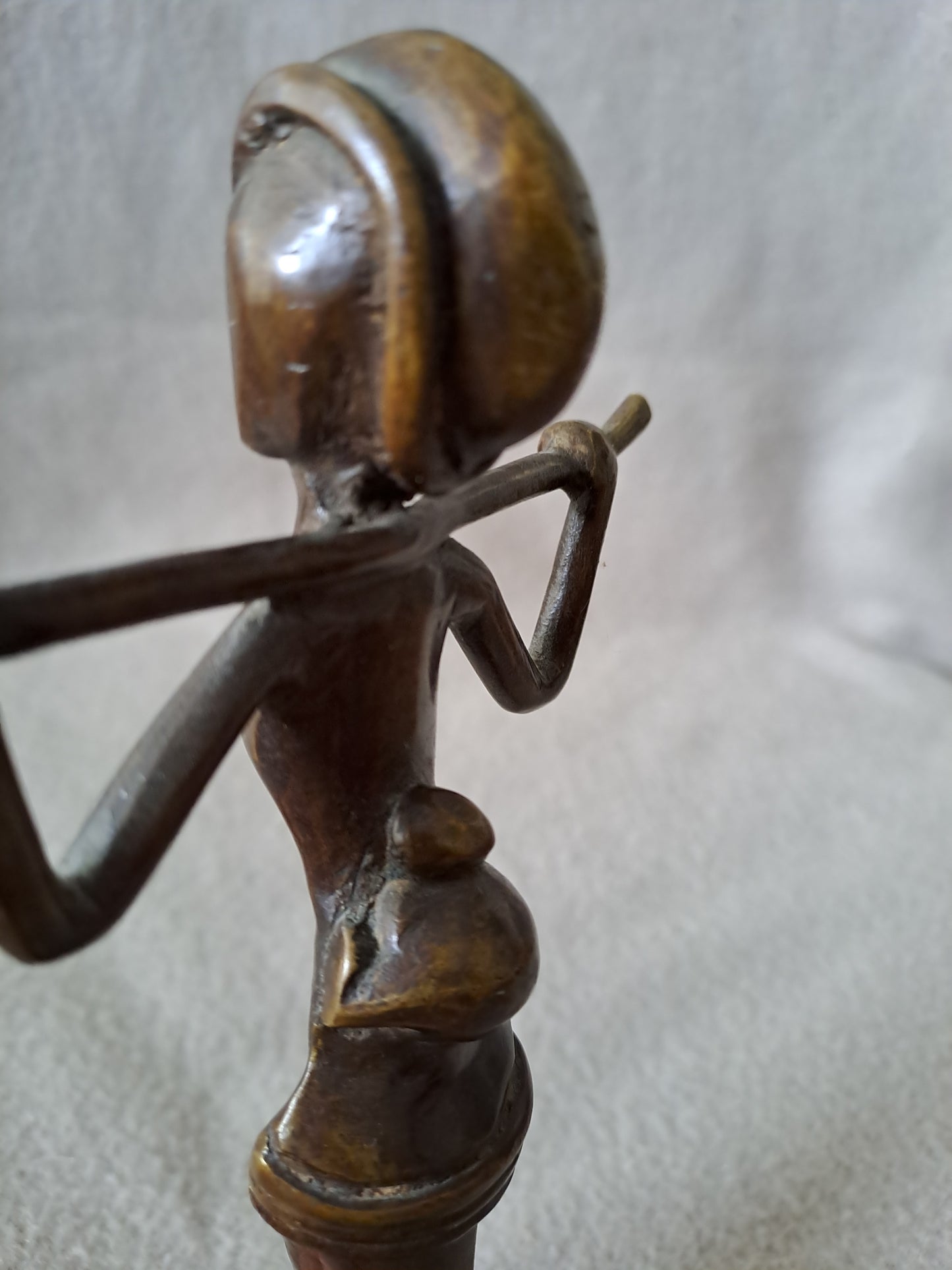 Statue représentant une femme africaine portant un enfant dans le dos.