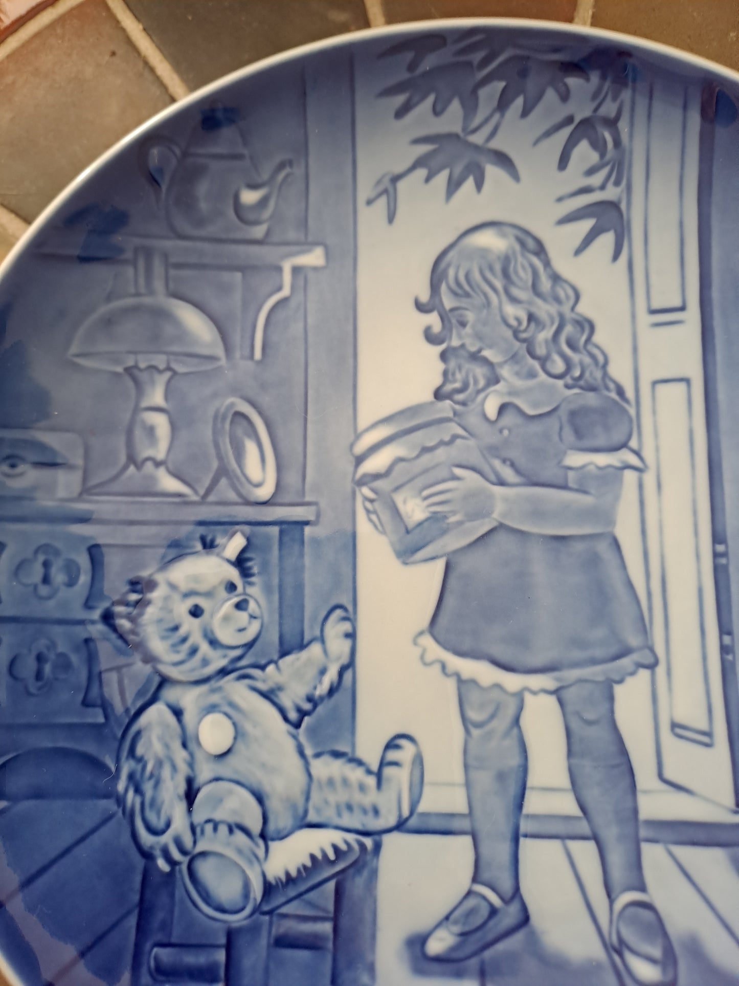 Royal Copenhaguen. Assiette décorative en Porcelaine. Collection ourson "STEIFF Goldilocks". 2004.