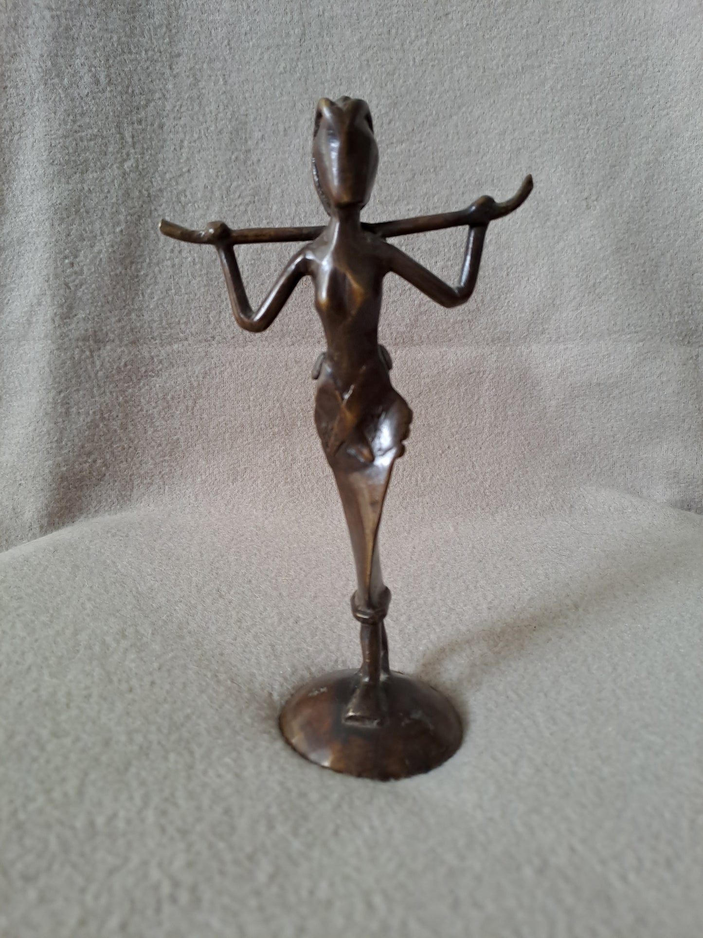 Statue représentant une femme africaine portant un enfant dans le dos.