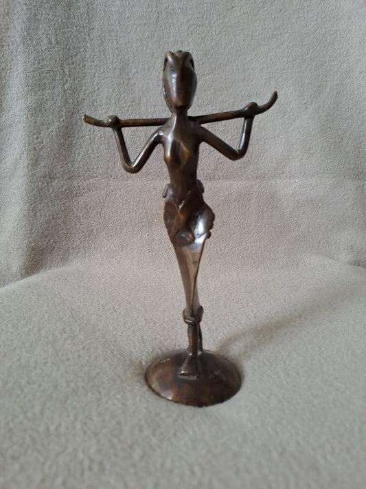 Statue représentant une femme africaine portant un enfant dans le dos.