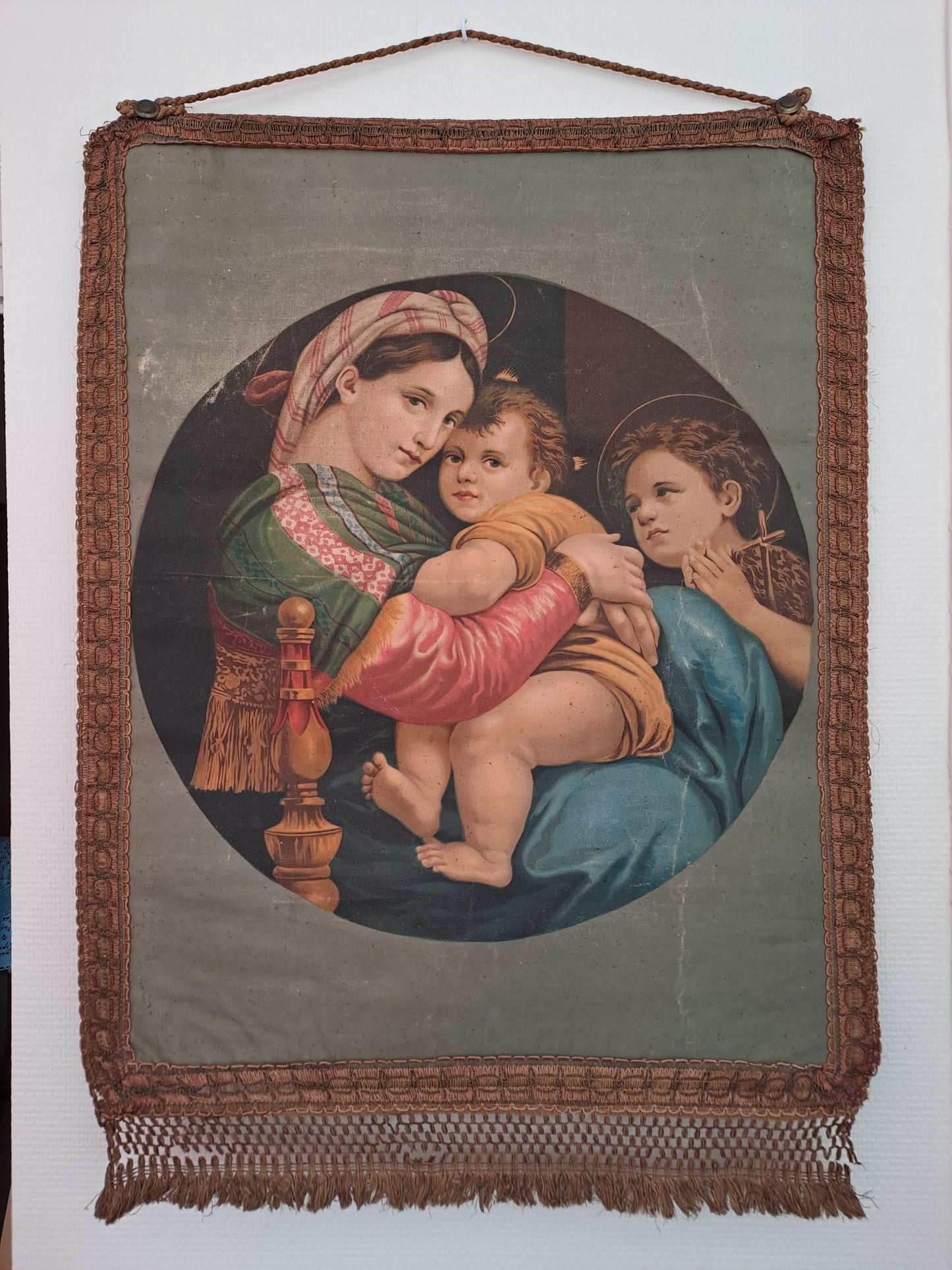 Bannière de processions. Vierge à la chaise d'après Raphaël. Ancien decoration vintage catholique.