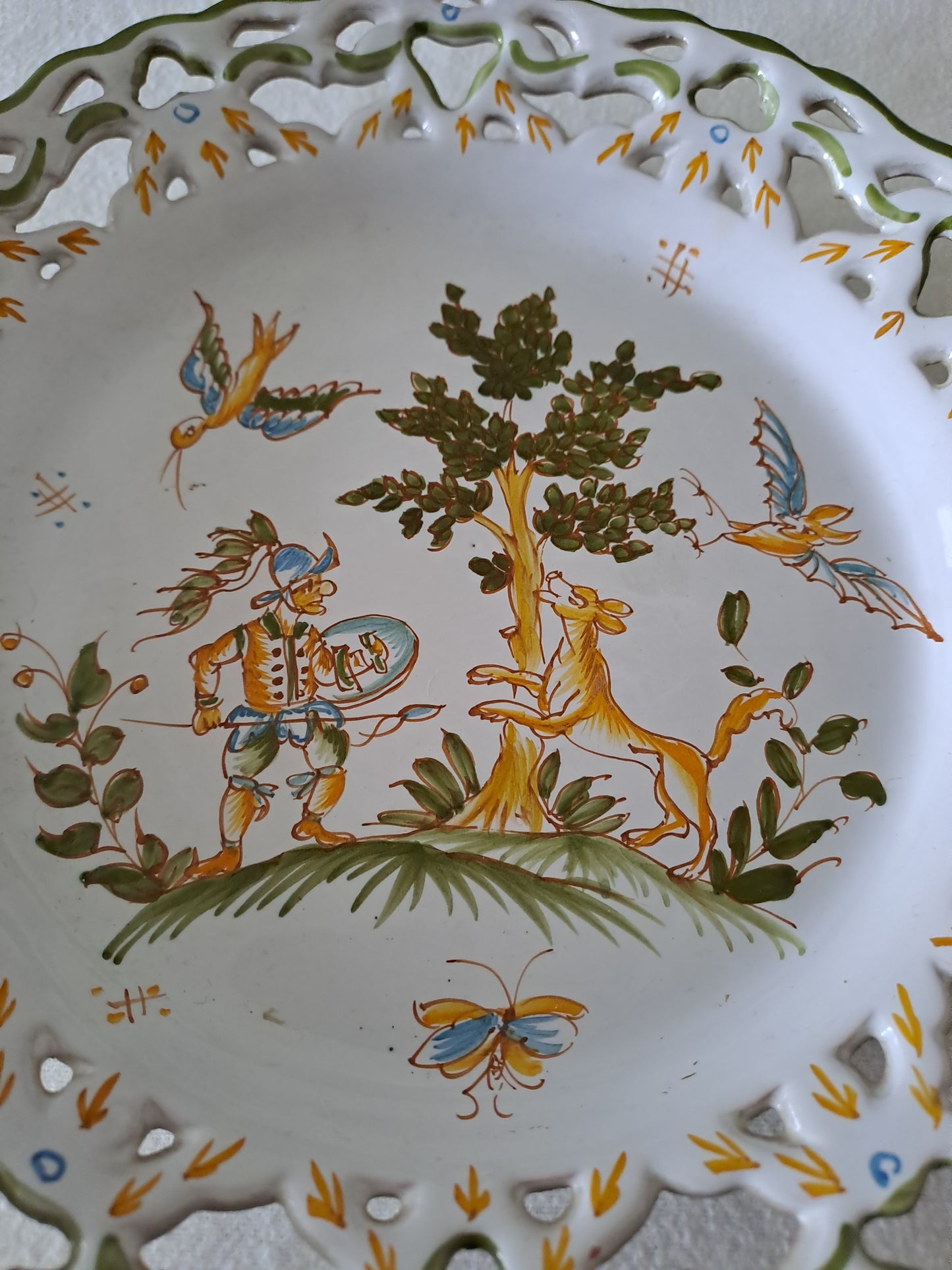 Assiette décorative ajourée. Moustiers.