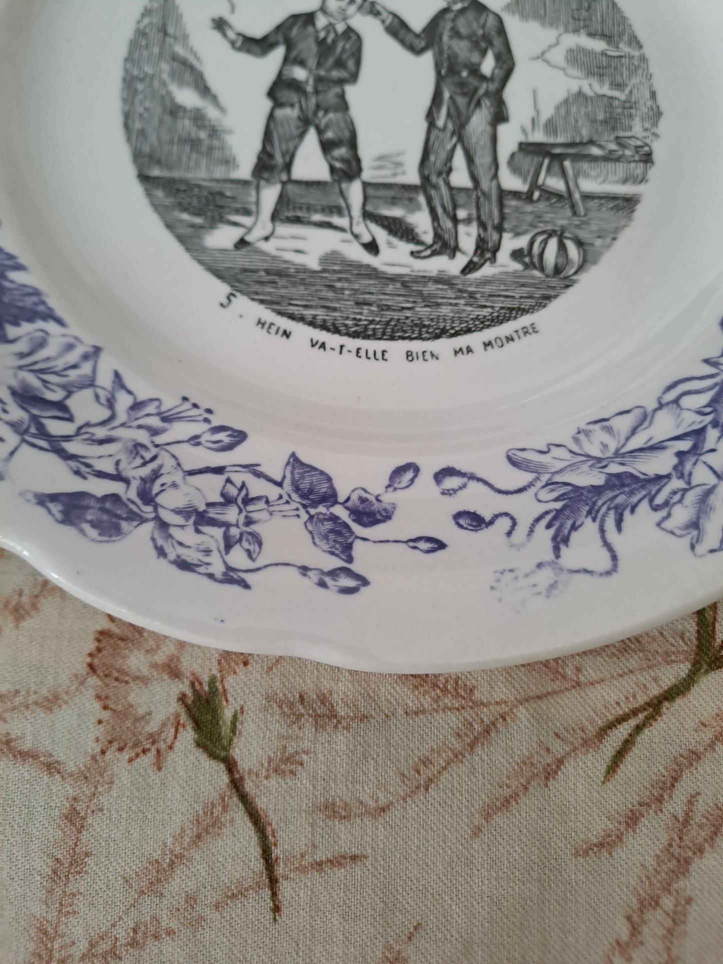 Assiette décorative Parlante. N°5. Les petits bonheurs de la vie. Faïence. H. B. Choisy Le Roi.