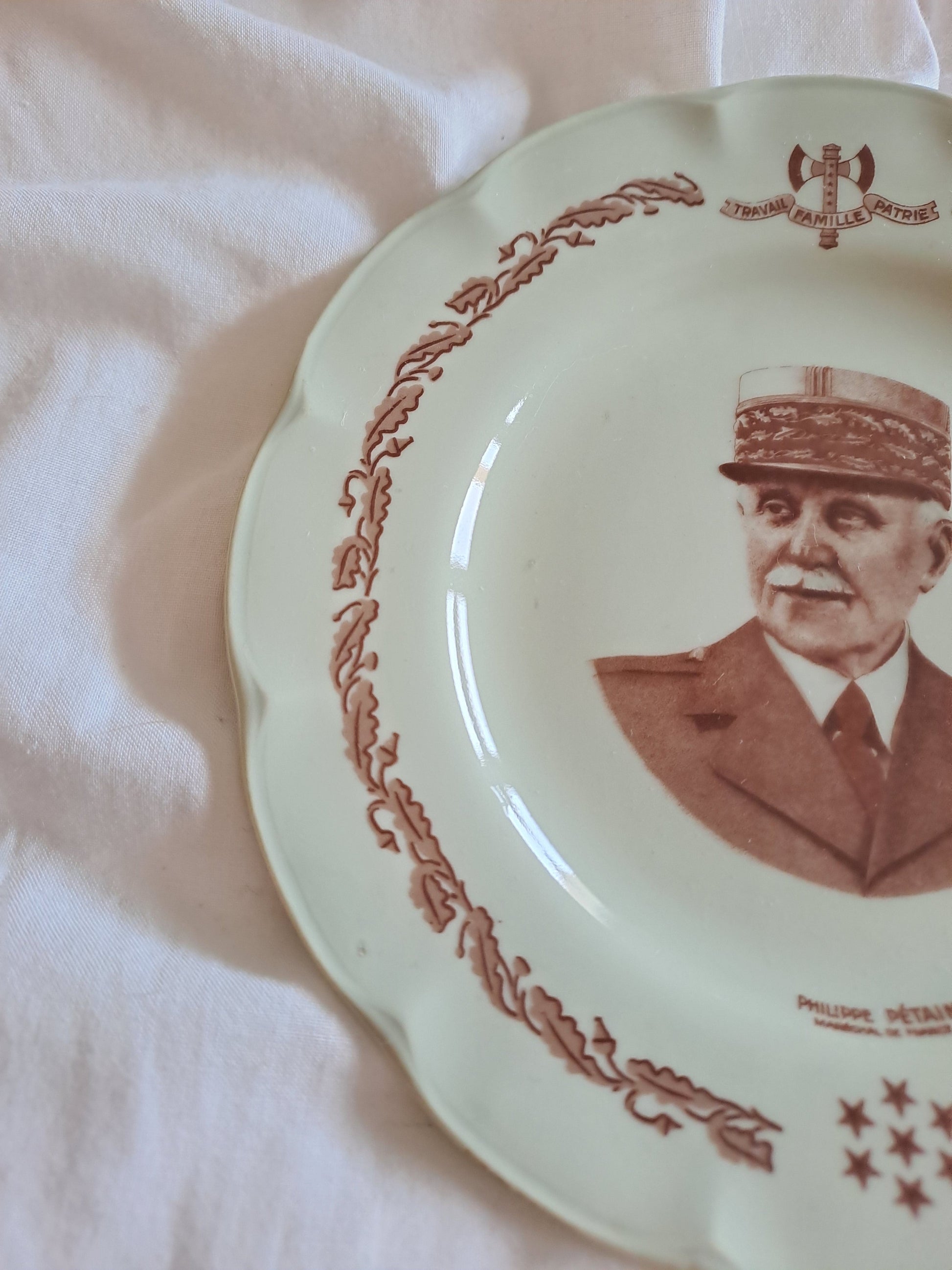 Assiette représentant Philippe Pétain en Porcelaine. Limoges France. 16 cm. 