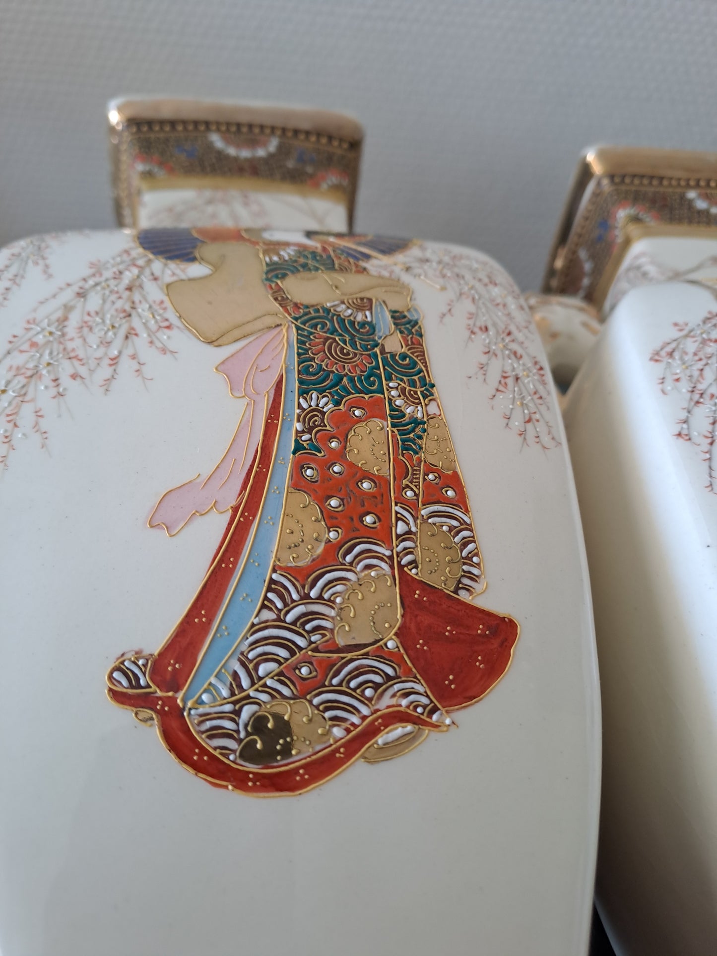 Paire de Vases En Porcelaine japonaise.