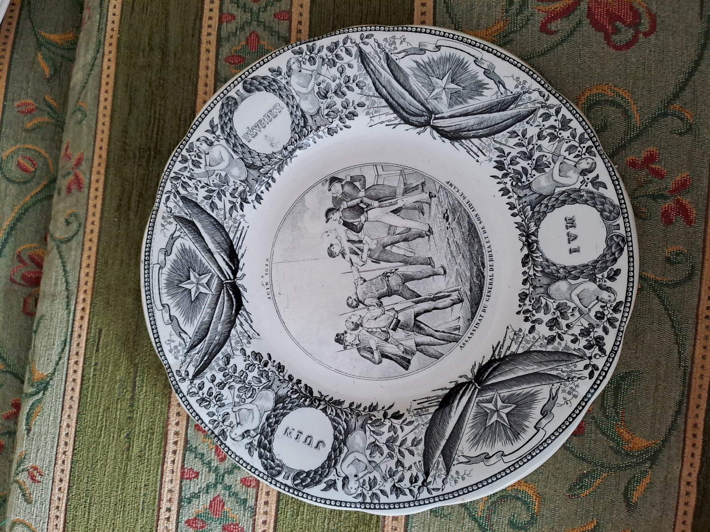 Assiette décorative représentant l'assassinat du général de Brea. Lebeuf Milliet et Cie à Creuil et Montereau.