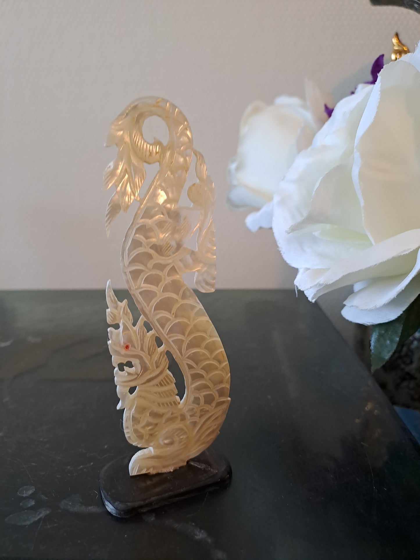 Nacre sculpture représentant un dragon. Myanmar ( Birmanie).