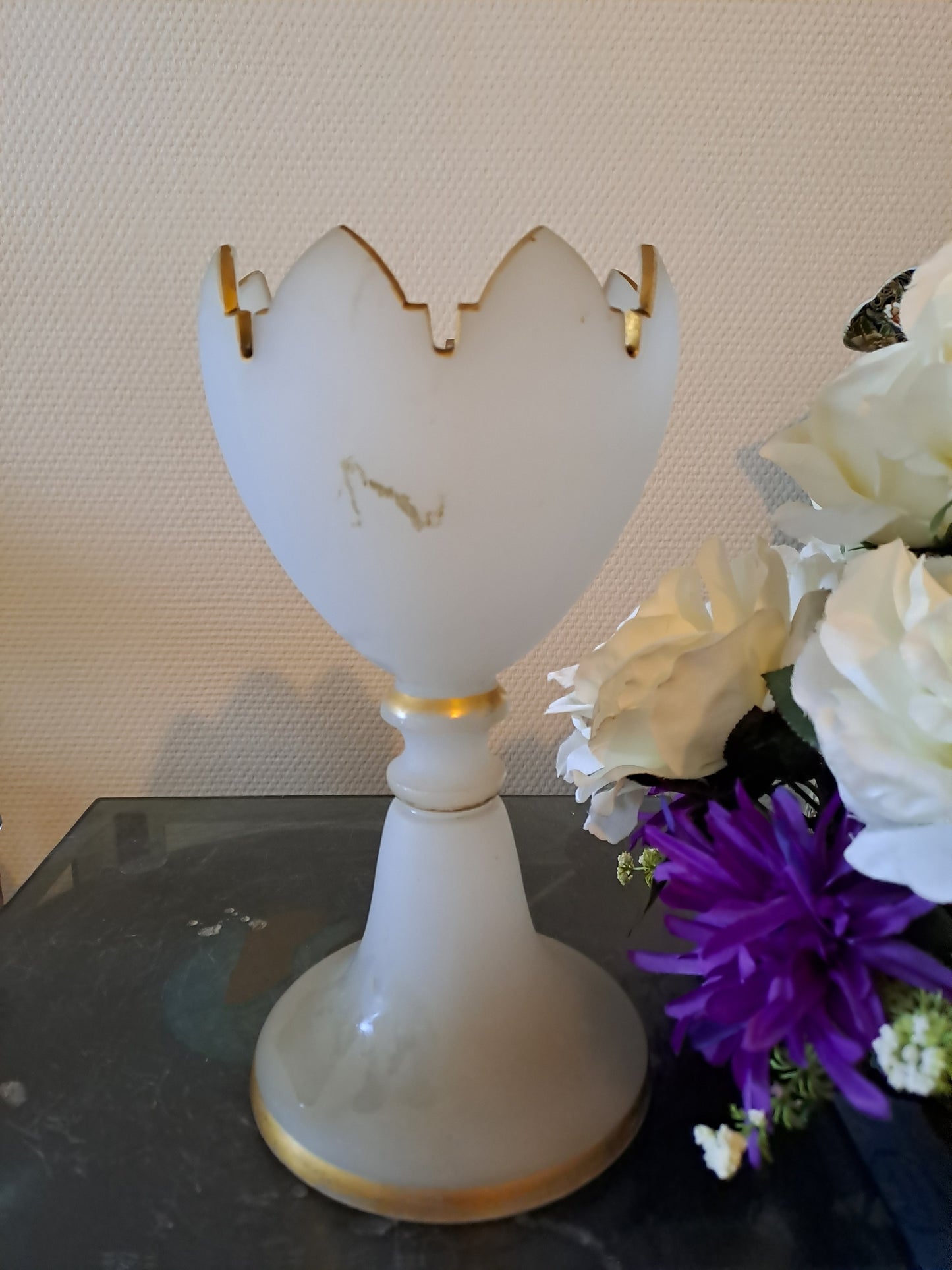 BACCARAT. Coupe sur pied. Fleurs de lys. 
Opaline blanche avec liseret or. Ancien decoration vintage.