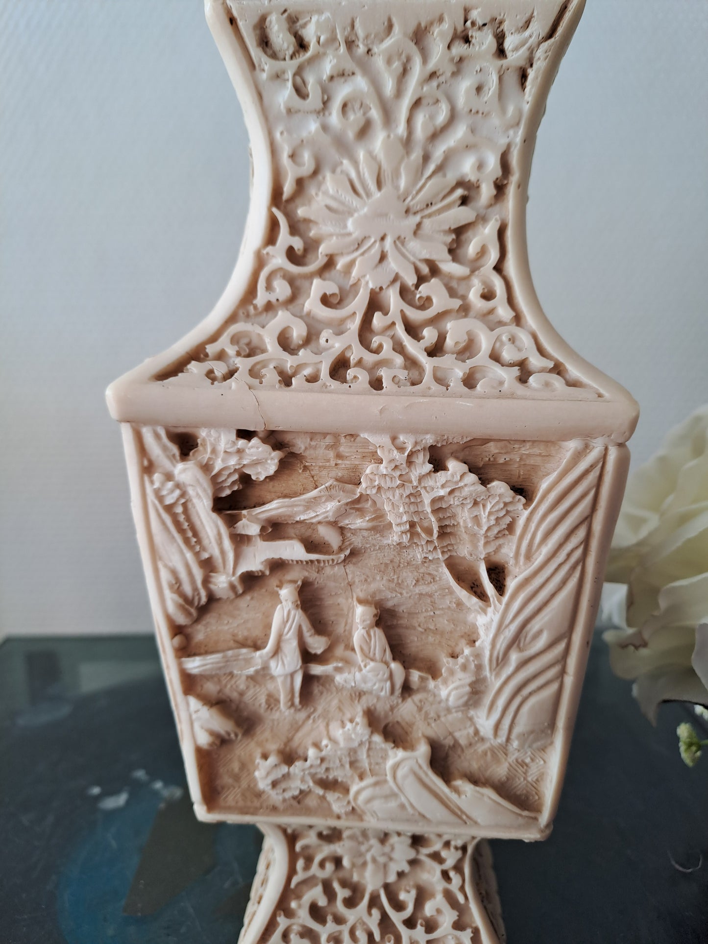 Vase Sculpté Motif De Scène asiatique.