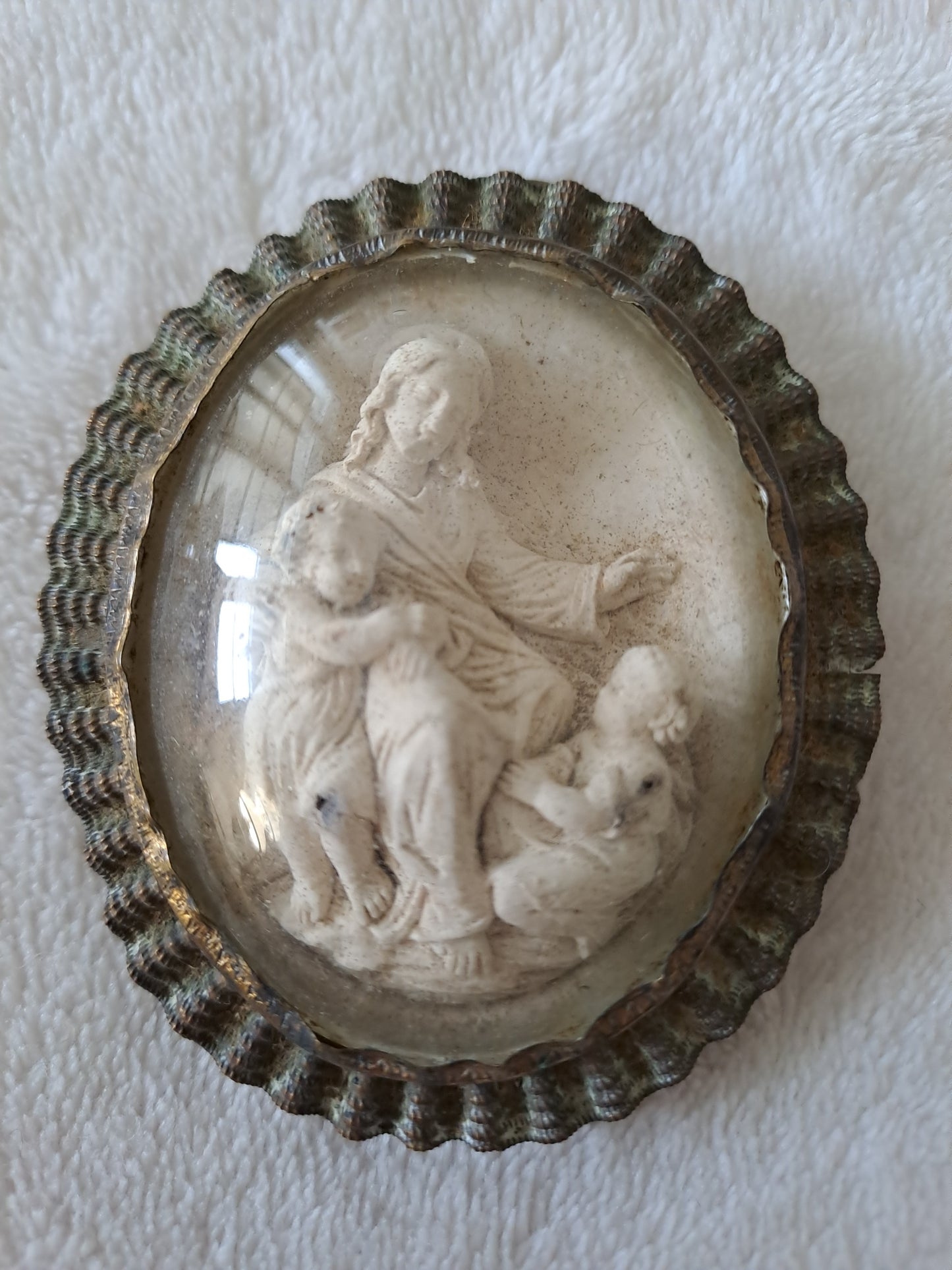 Médaillon. Sainte-Vierge Marie accompagnée de Jesus et de Saint Jean-Baptiste. En ecume de mer.