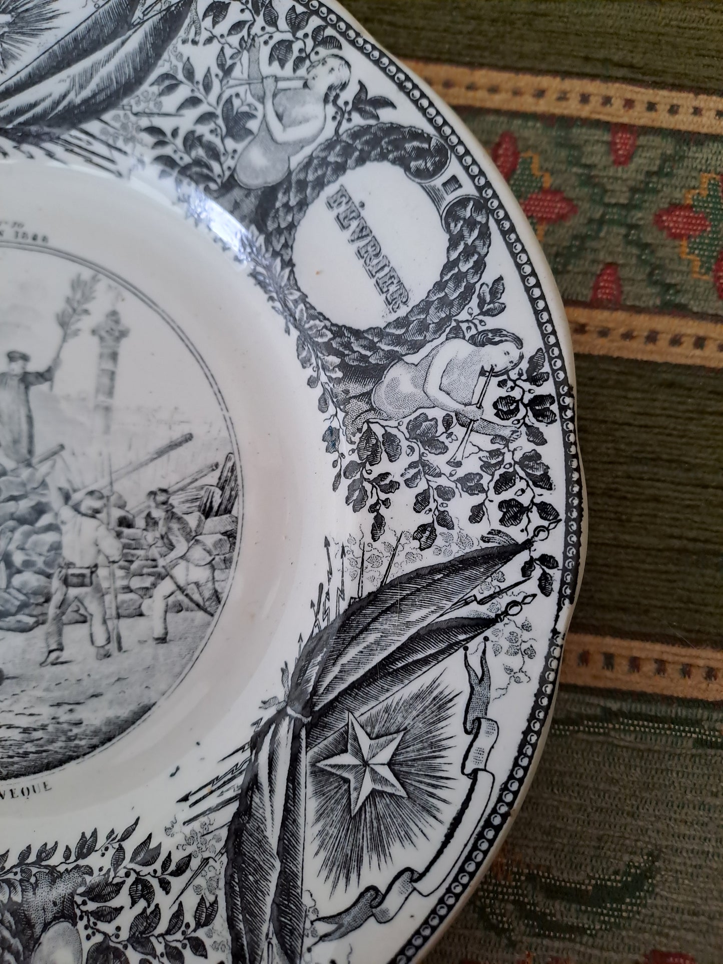 Assiette décorative représentant la mort de l'archevêque.