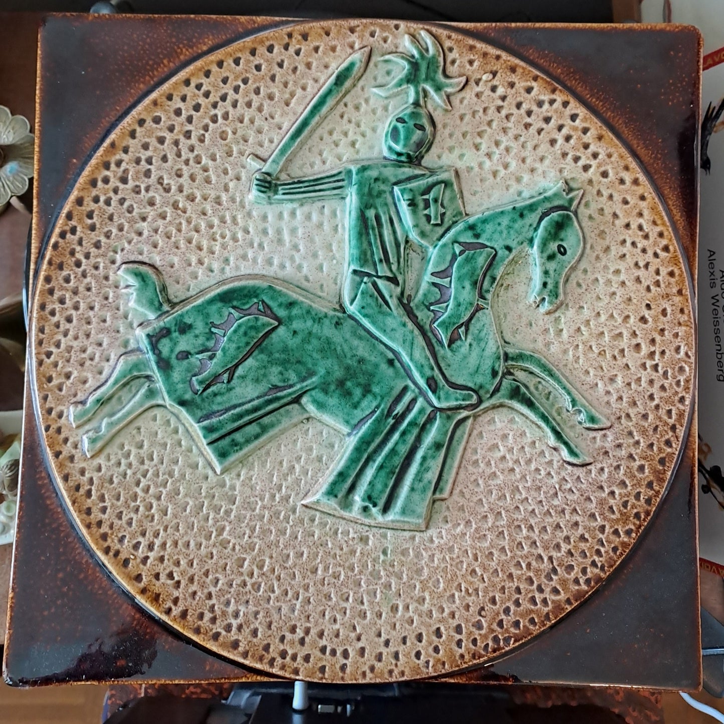 Plaque En Faïence Émaillée Polychrome À Décor de Chevalier. 33X33 Cm. Ancien decoration vintage.
