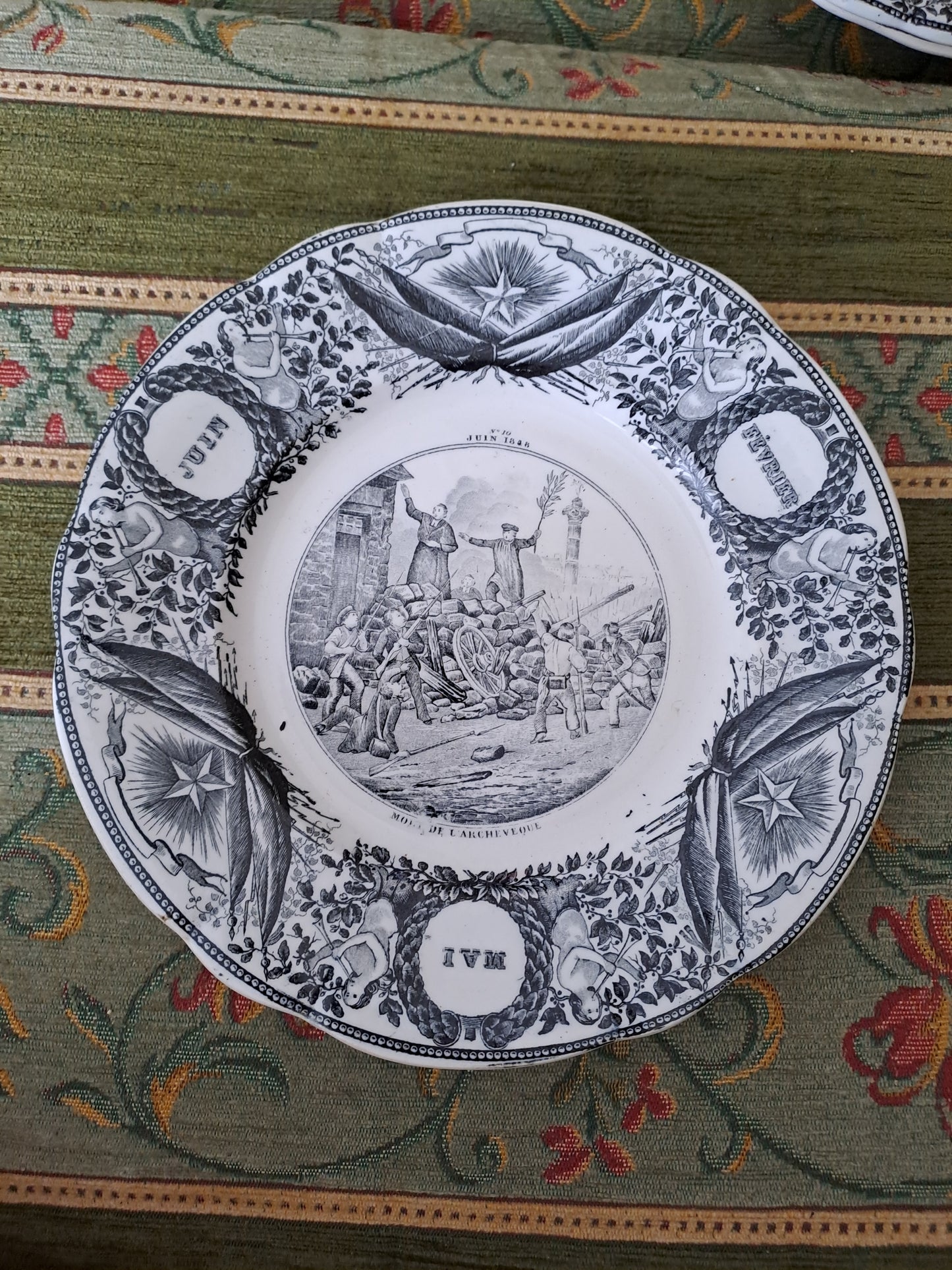 Assiette décorative représentant la mort de l'archevêque.