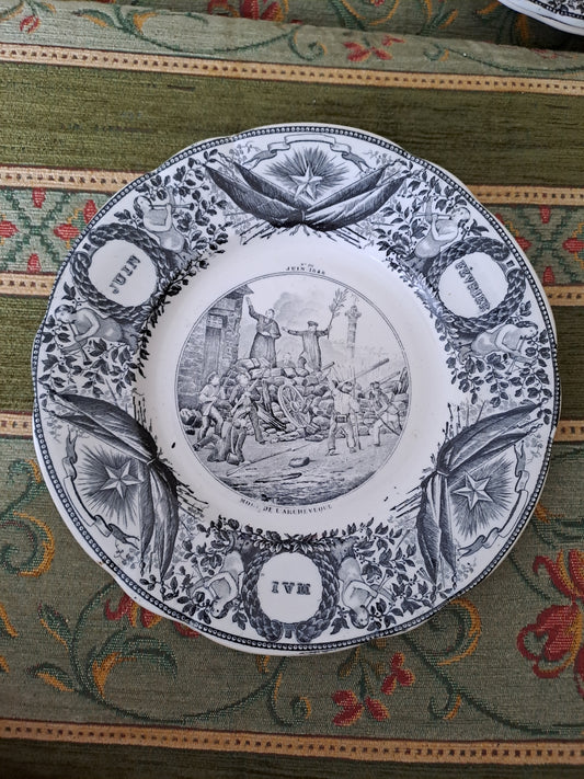 Assiette décorative représentant la mort de l'archevêque.