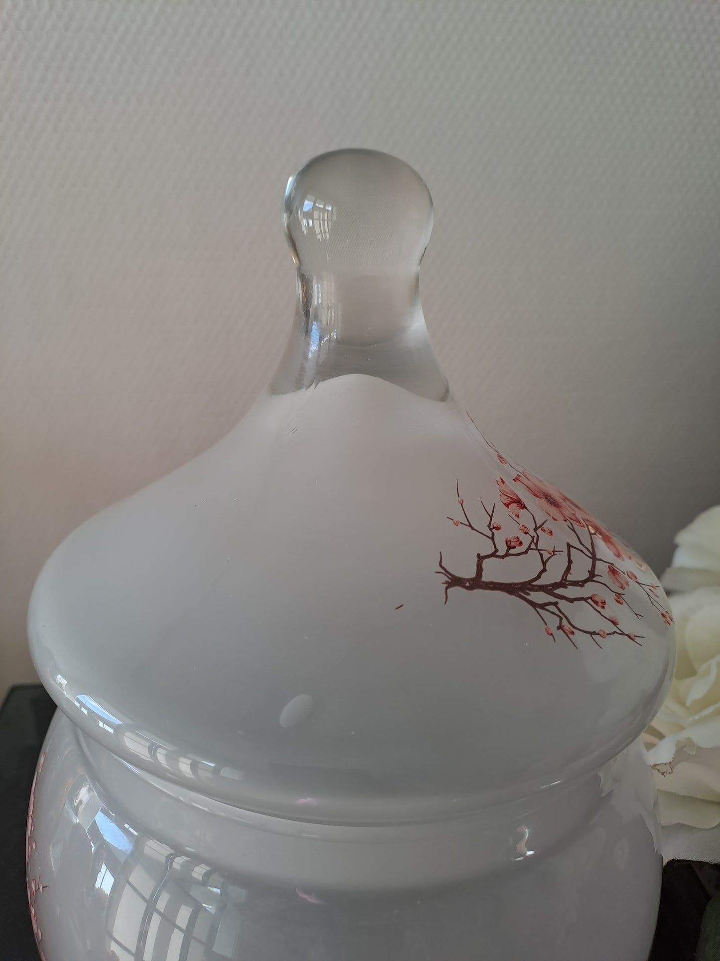 Vase / bonbonnière en pâte de verre. Motifs de fleurs.