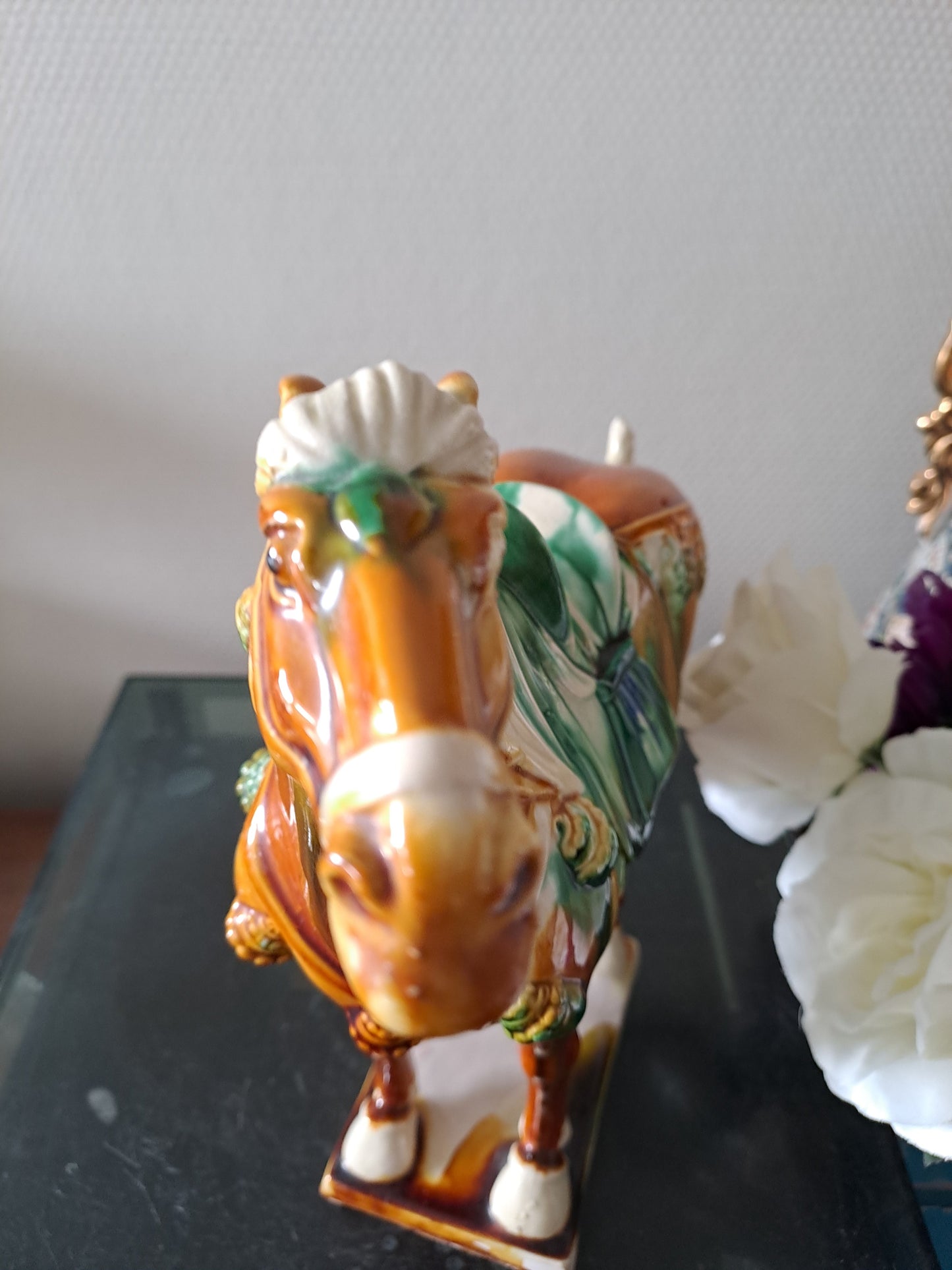 Statue représentant un cheval en Faïence Émaillée Polychrome. Chine.