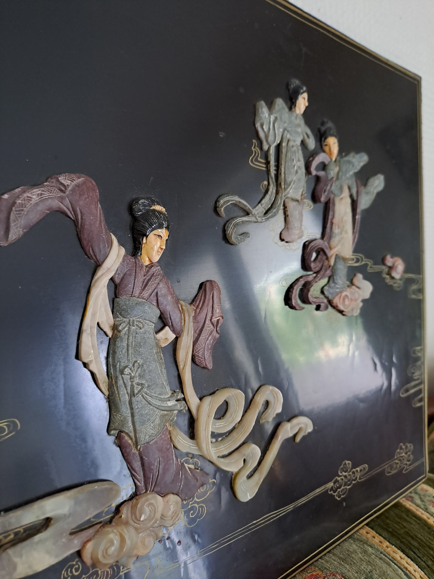 Tableau En Laque Noir Avec Incrustations. Figurant Une Scène avec Geishas.