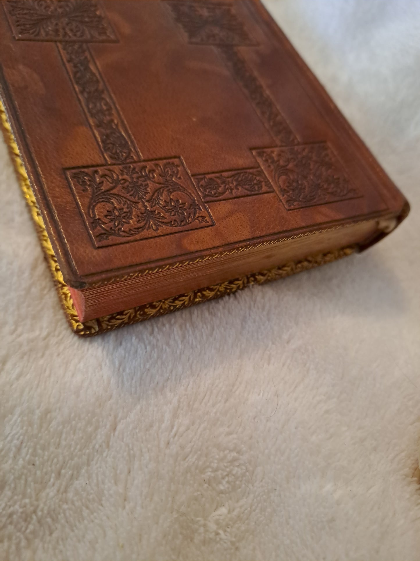 Missel romain contenant les offices de tous les dimanches et.....