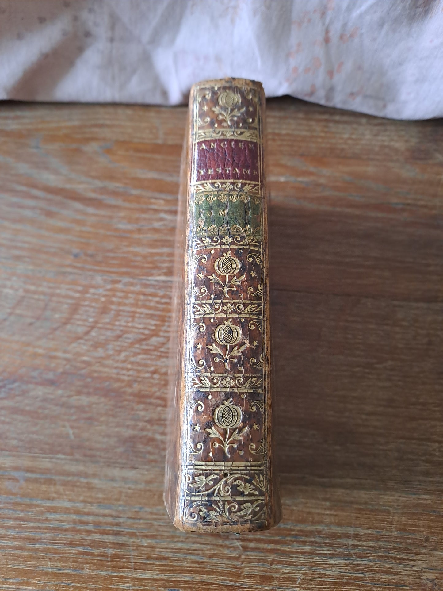 Abrégé de l'histoire de l'ancien testament où l'on a conservé autant que possible les paroles de l'écriture Sainte, avec des éclaircissements et des réflexions. T1. 1753. ANCIEN.