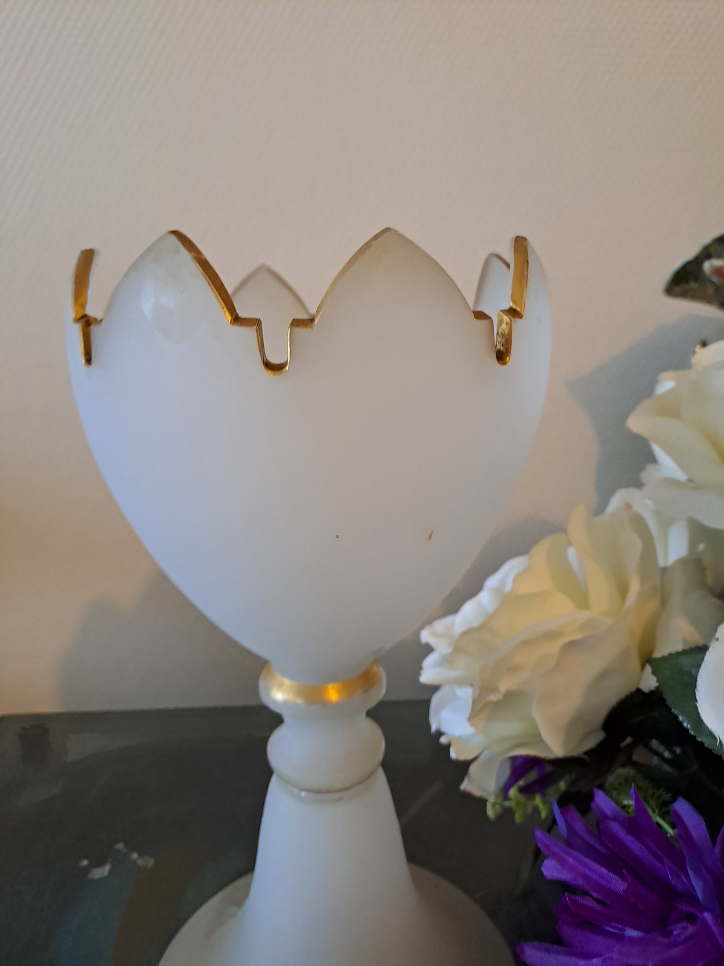 BACCARAT. Coupe sur pied. Fleurs de lys. 
Opaline blanche avec liseret or. Ancien decoration vintage.