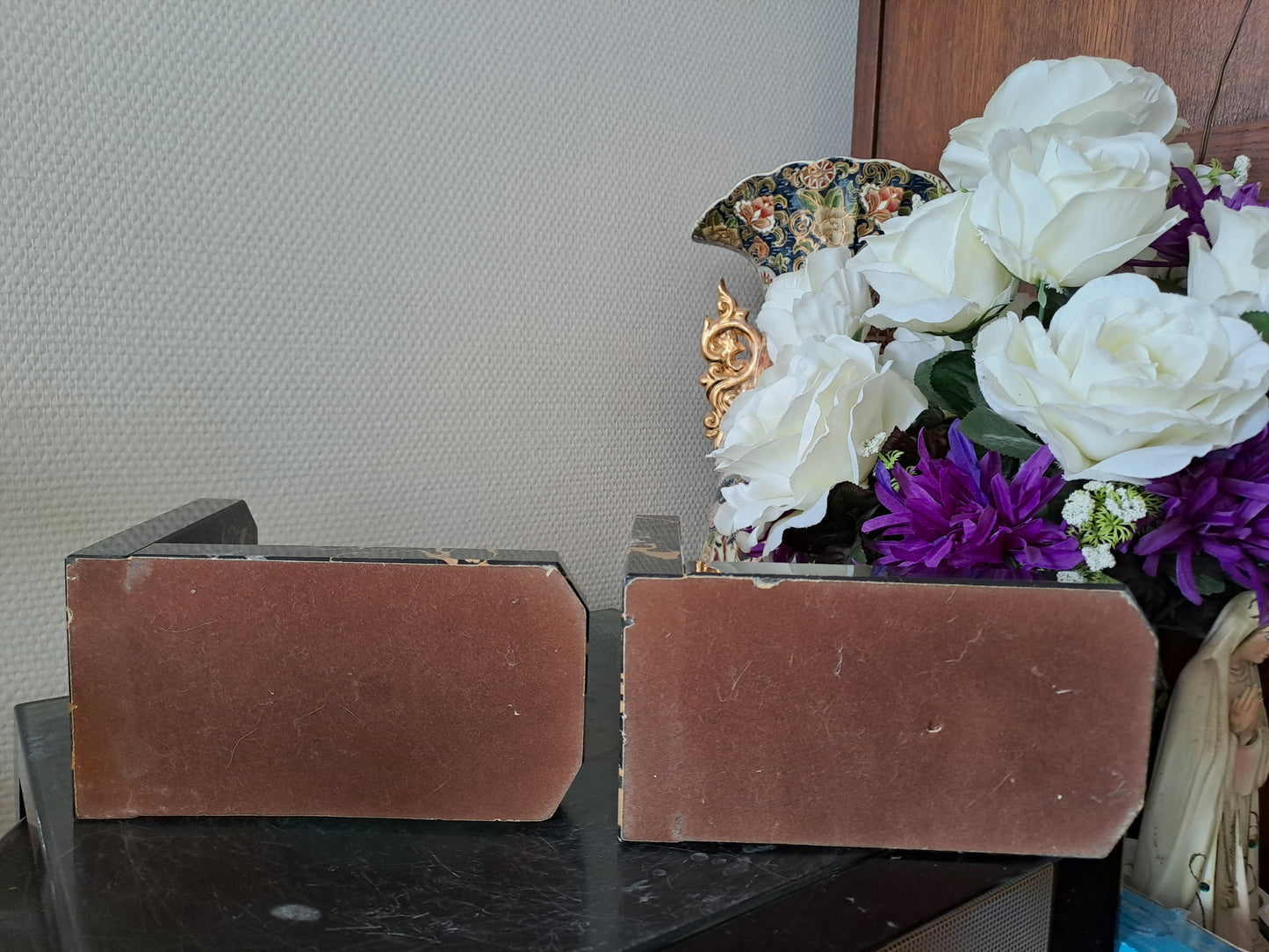 Paire de serre-livres figurant des chevaux. Marbre et régule.