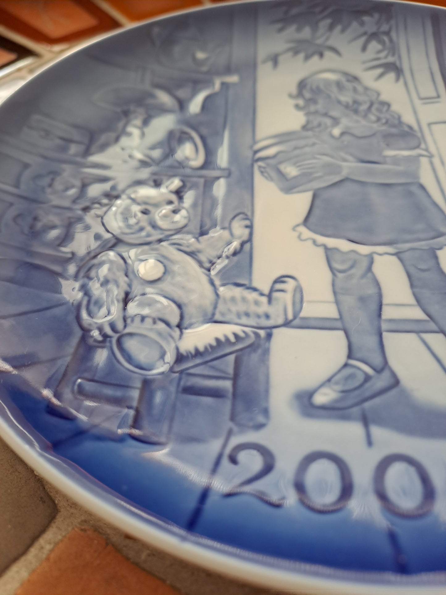 Royal Copenhaguen. Assiette décorative en Porcelaine. Collection ourson "STEIFF Goldilocks". 2004.