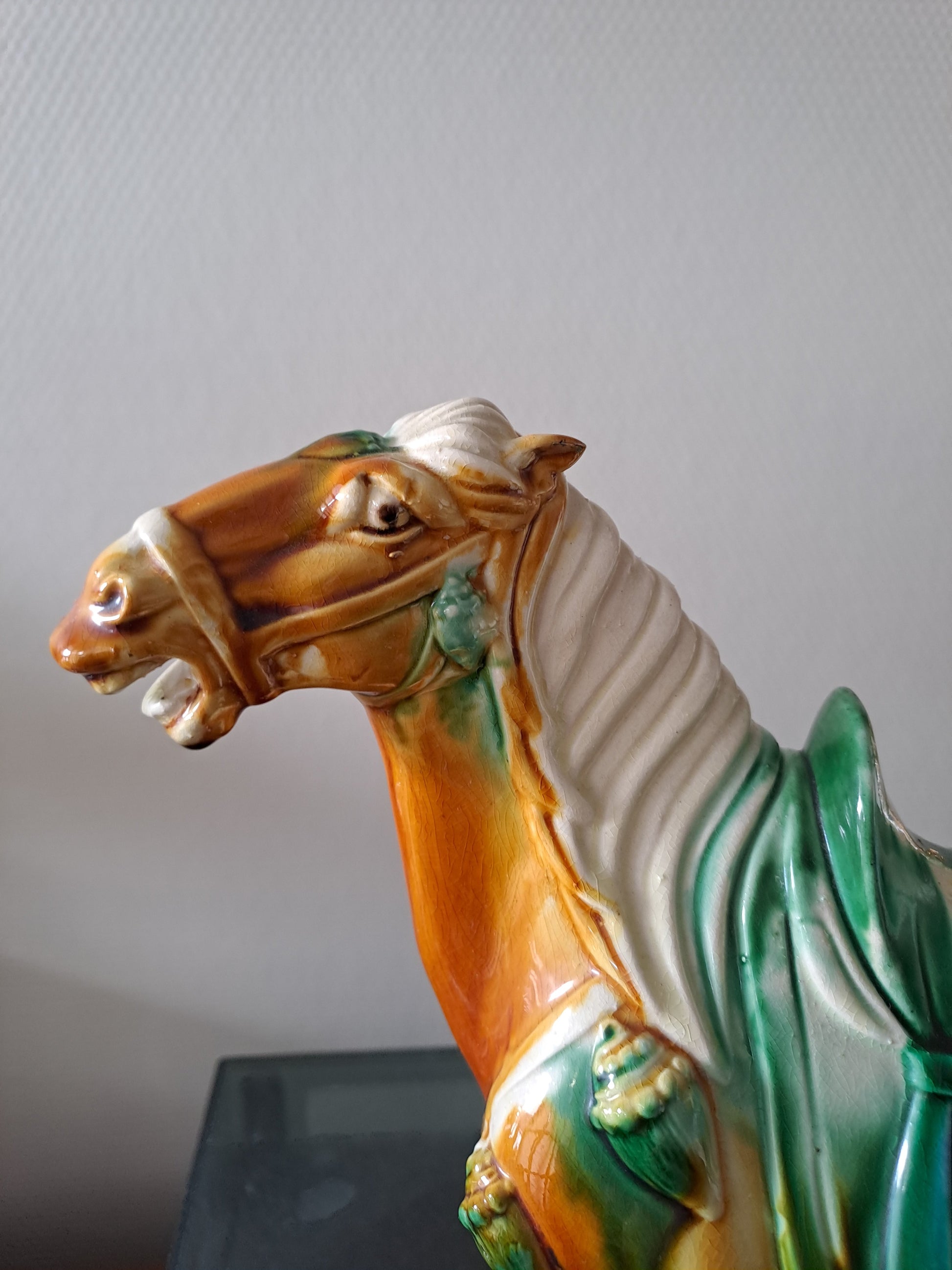 Statue représentant un cheval en Faïence Émaillée Polychrome. Chine.