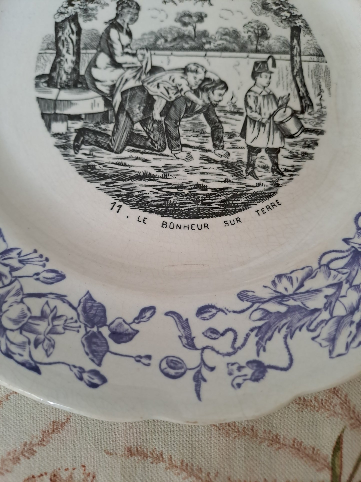 Assiette décorative Parlante. Les petits bonheurs de la vie. N°11. Choisy Le Roi.