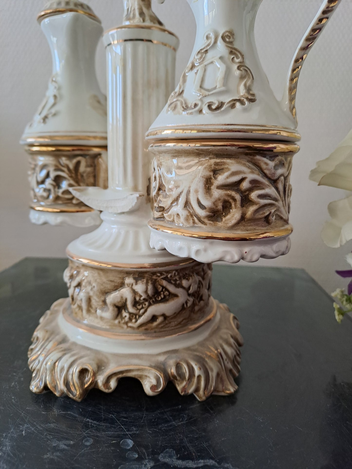 Serviteur de table. Capodimonte. Italy. Salerons. Vinaigrier et huilier.