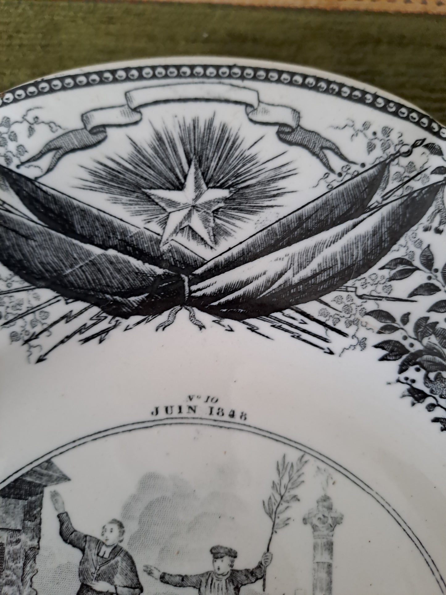 Assiette décorative représentant la mort de l'archevêque.