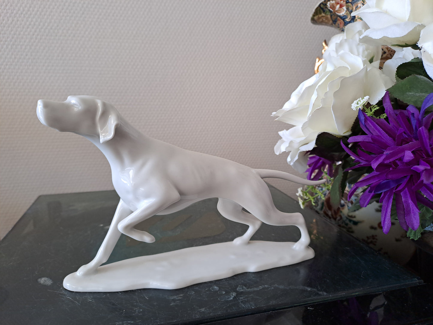 Chien de chasse à l'arrêt. Porcelaine. A K. Kaiser couronne. Numéroté.