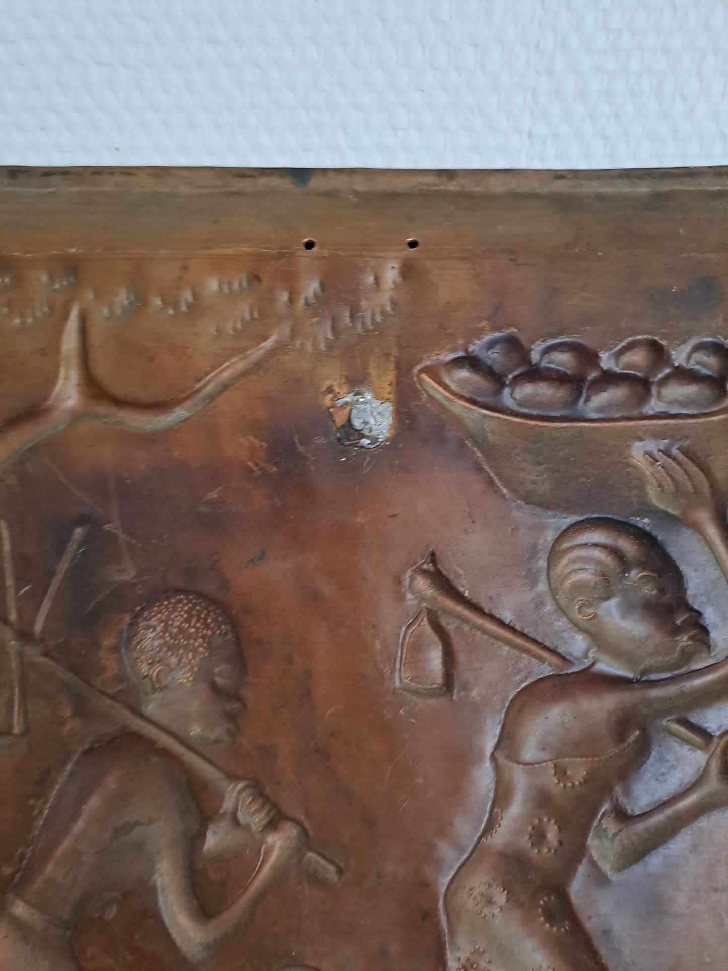 Tableau en cuivre repoussé représentant une scène africaine.