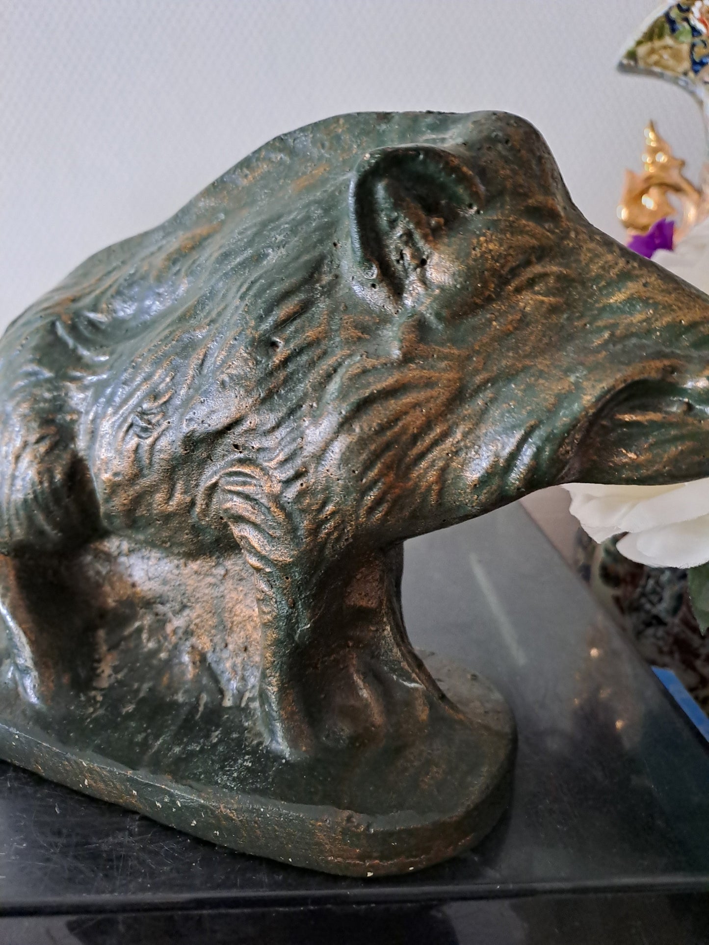 Statue représentant une sanglier. 18 cm x 28 cm x 10 cm.